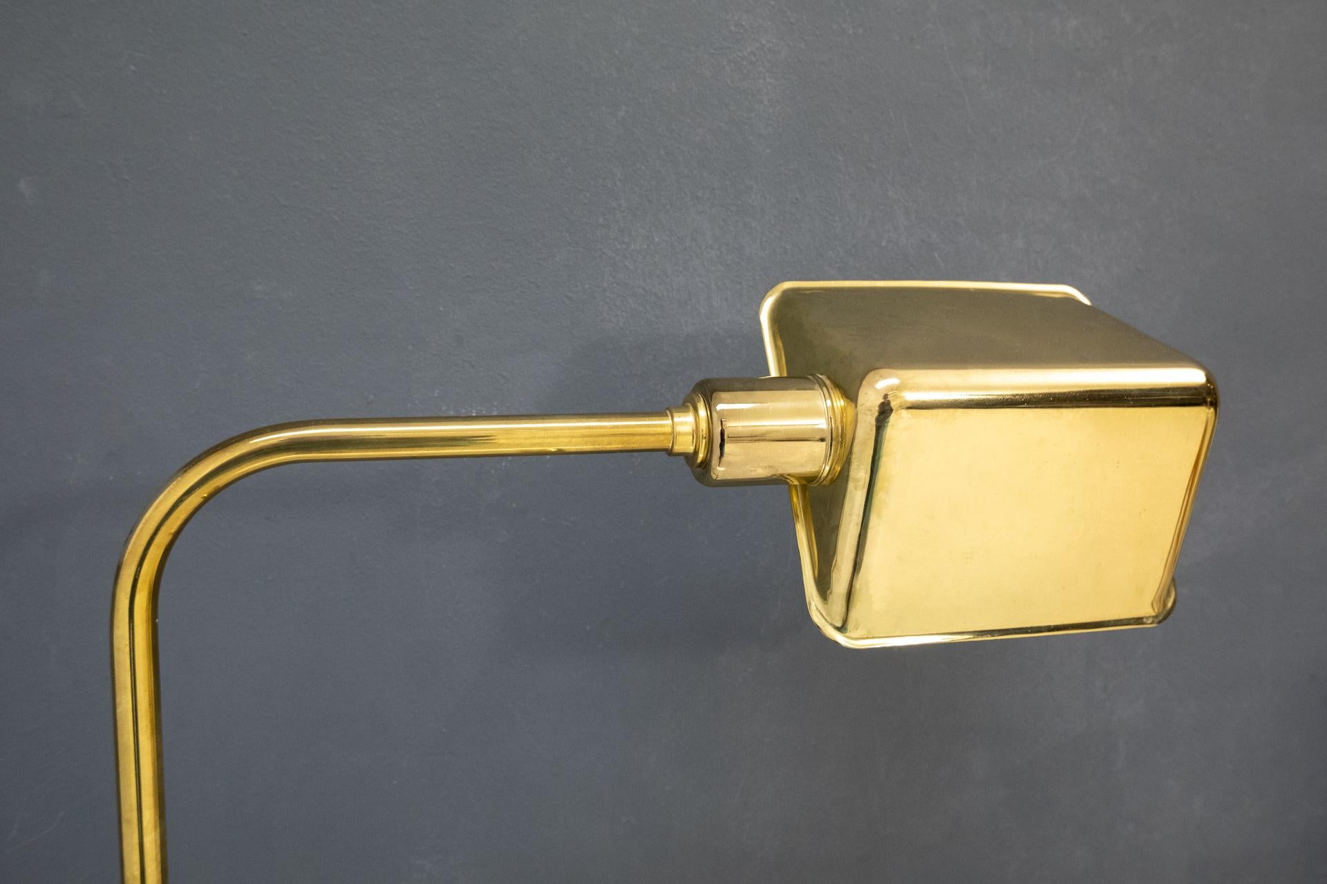 Very nice brass desk lamp. 1970s France. One E27 bulb. Switch on the cable.
Good condition. In the Boulanger style. Good quality.