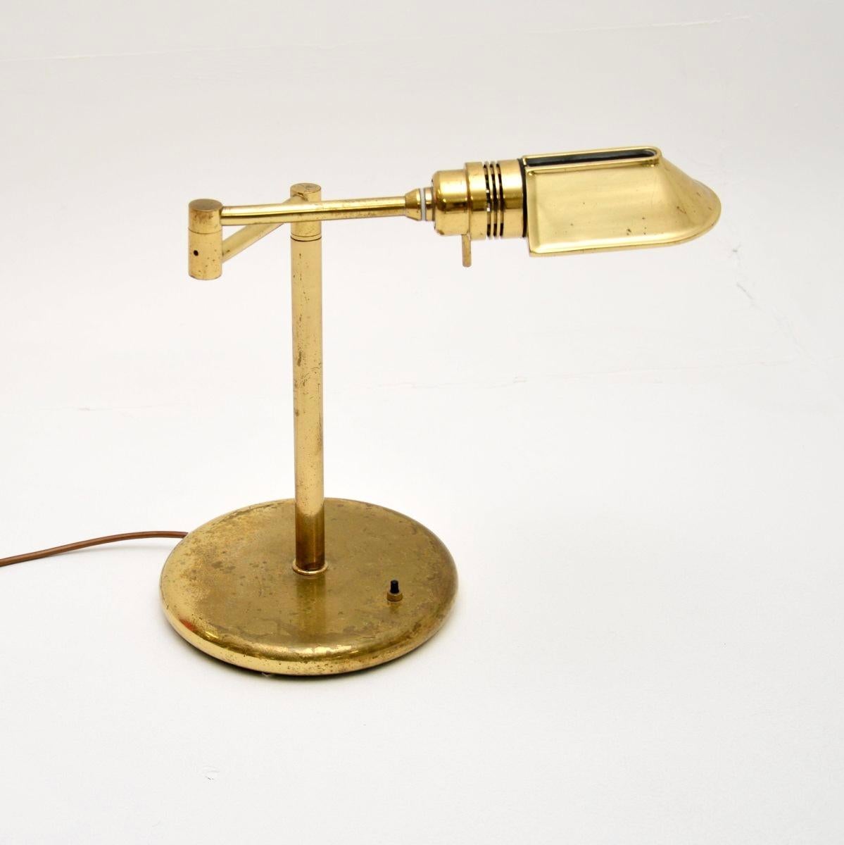 Britannique Lampe de bureau vintage en laiton en vente