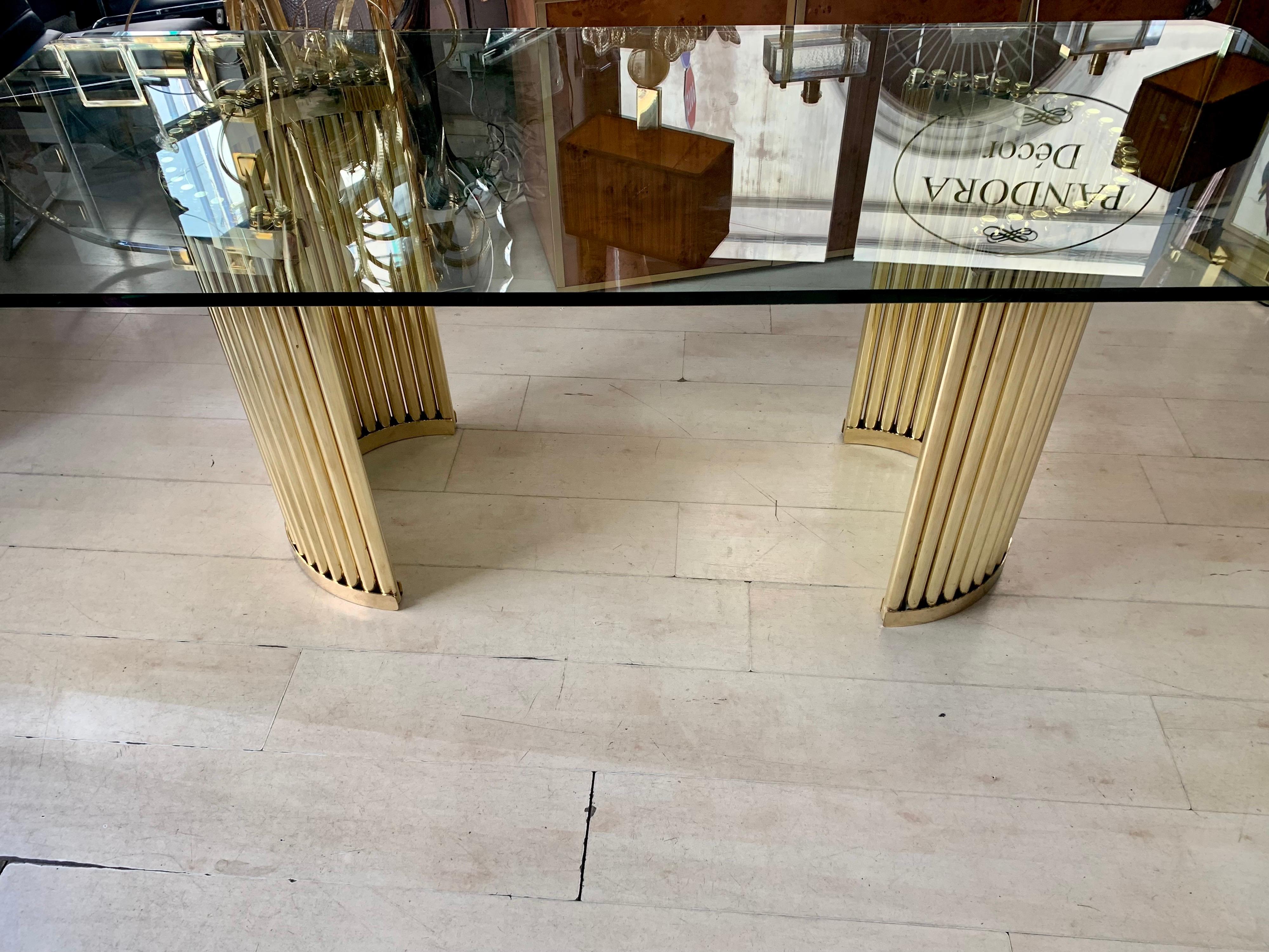 Tavolo da pranzo in ottone vintage con piano in cristallo, anni '80 in vendita 9