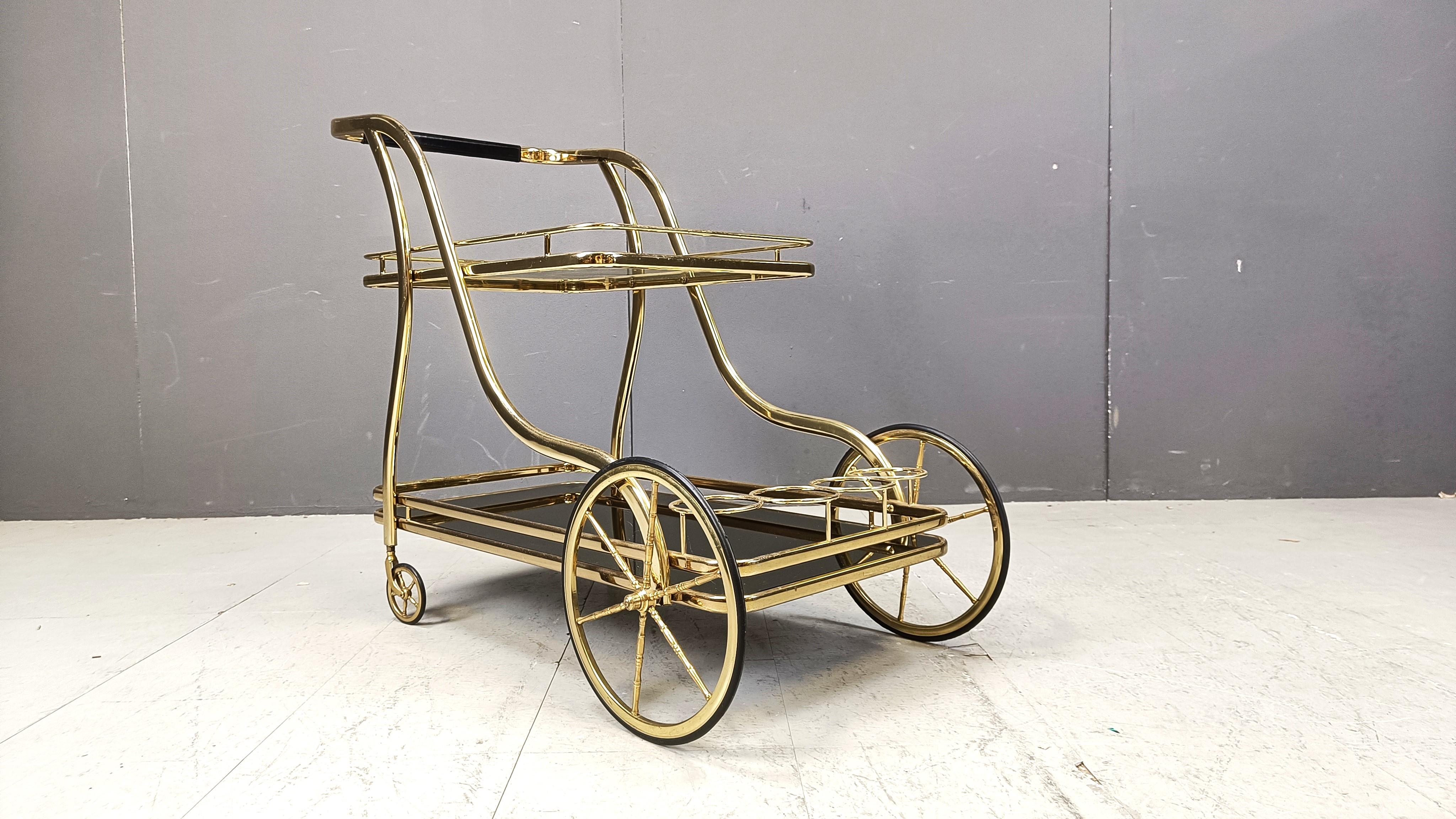 
Elegant chariot de service en laiton du milieu du siècle avec de magnifiques plateaux en verre fumé.

Années 1970 - France

Très bon état.

Dimensions :
Hauteur : 85 cm
Largeur : 100cm
Profondeur : 53cm

Réf. : 25012704
