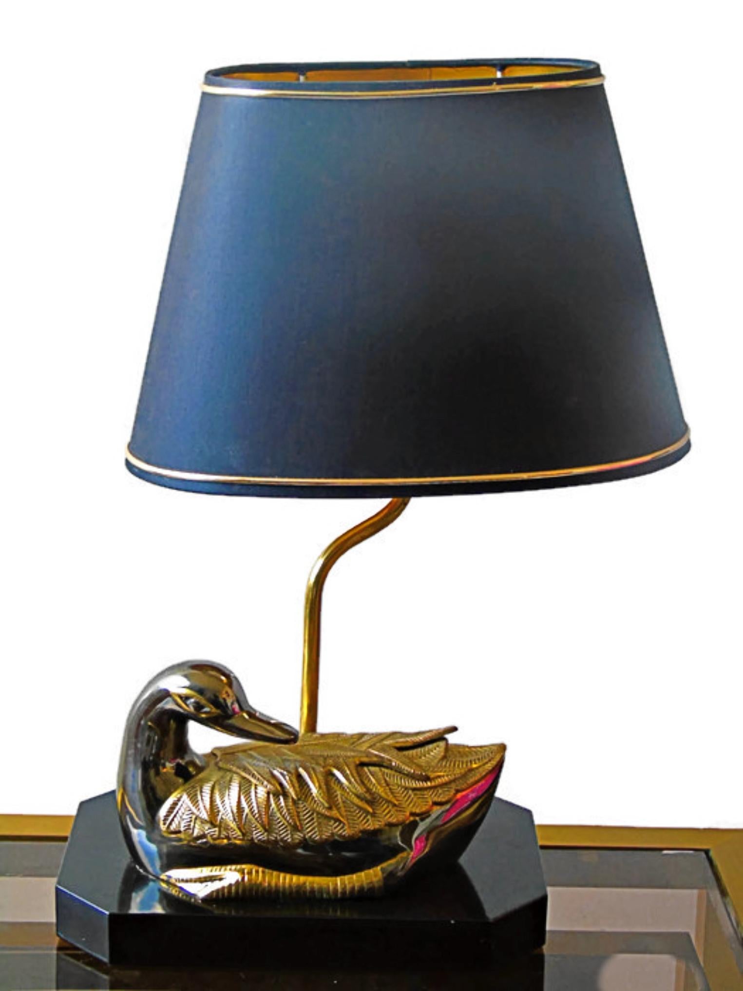 Maison Jansen style duck table lamp.

The duck is manufactured with eye for detail. 

The light has one lightpoint and comes with a black and gold shade.

Tested and ready for use with a regular E26/E27 light bulb.

France,