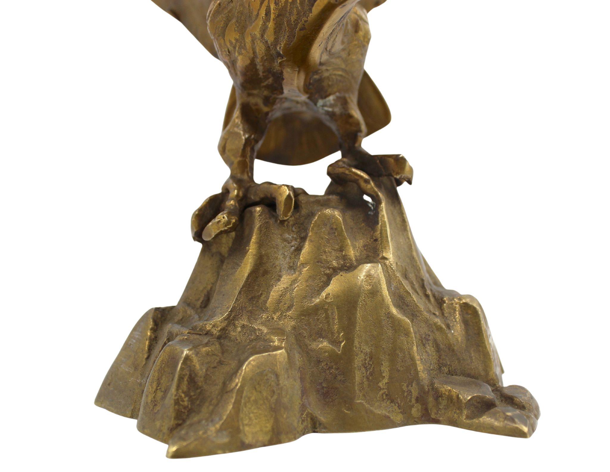 Milieu du XXe siècle L'aigle sur les rochers en laiton, années 1960 en vente