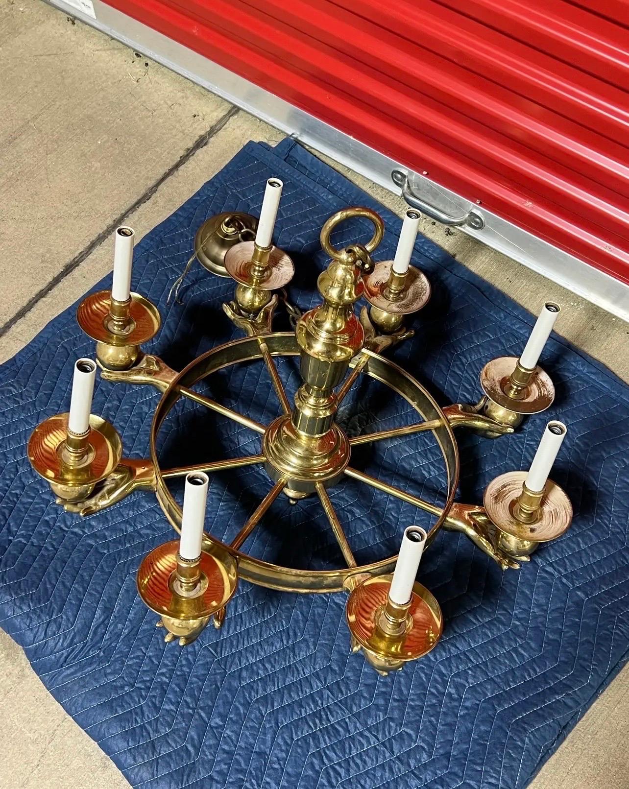 Ce lustre unique en laiton massif est à vendre. Il est fabriqué de manière experte et est assez lourd. Il est fabriqué dans le style de la Maison Jansen. Cette pièce vintage est d'une qualité exceptionnelle.  La longueur de la chaîne et du capuchon