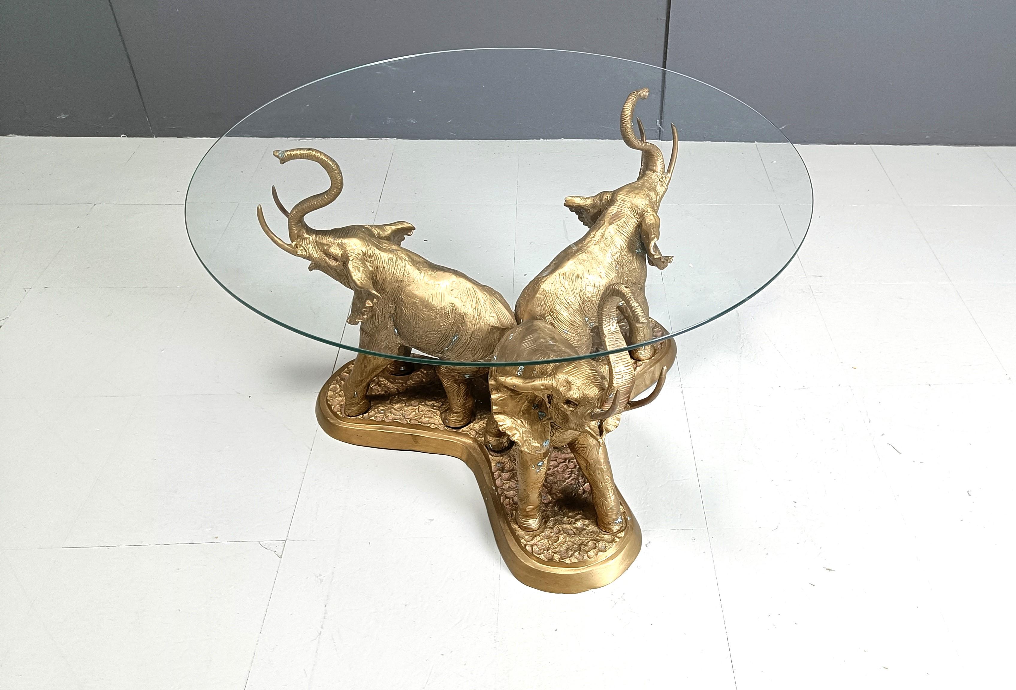 Hollywood Regency Couchtisch mit Elefanten aus Messing.

Der Couchtisch besteht aus einem Messingfuß mit 3 Elefanten aus Messing und einer klaren Glasplatte.

Sehr detaillierte Skulpturen mit Patina.

Abmessungen:
Höhe: 48cm
Durchmesser: 78cm

Ref.: