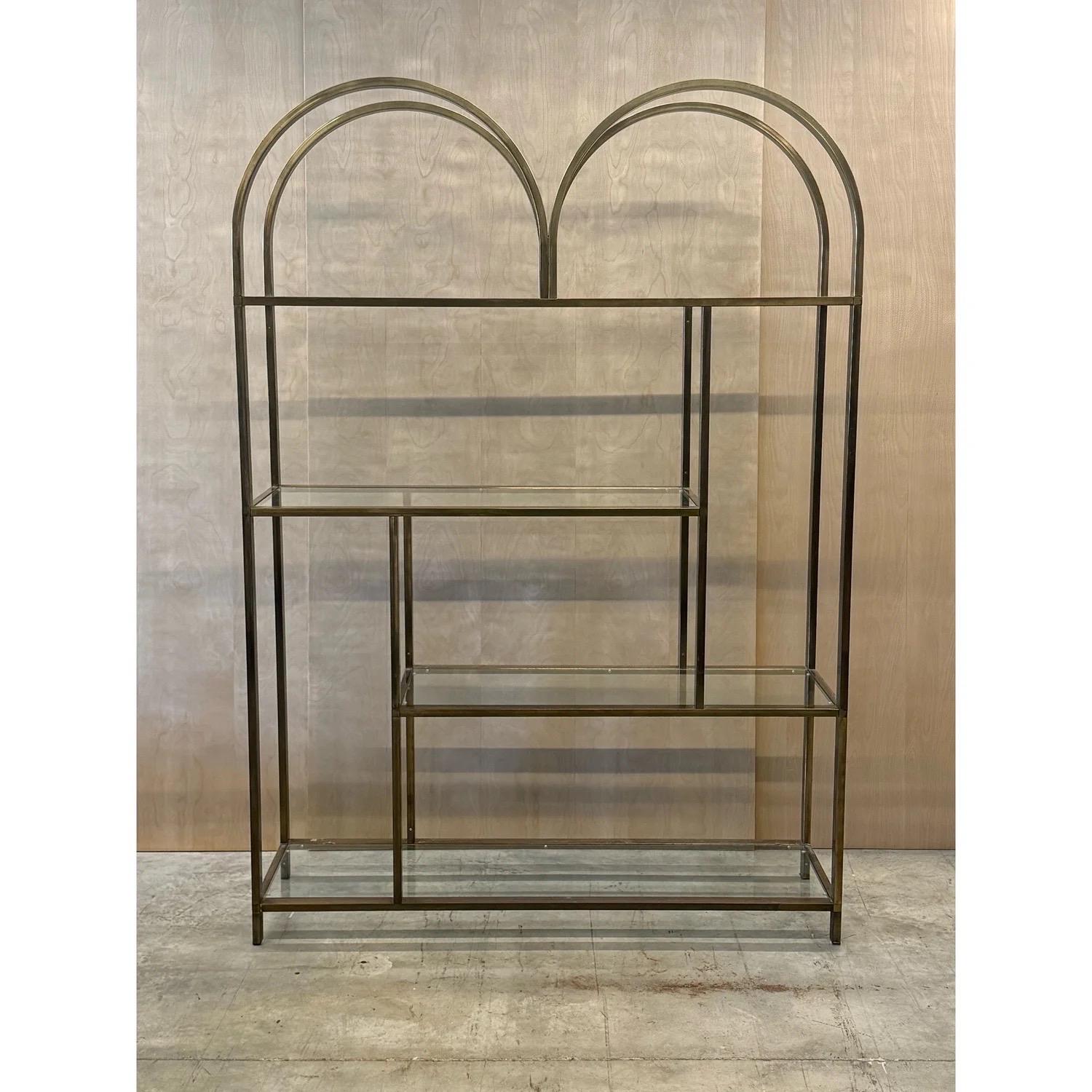 Etagère vintage en laiton et verre dans le style de Milo Baughman. Cette pièce est à plusieurs niveaux et subdivisée en sections de différentes tailles. Les différentes sections permettent de présenter une variété de petits objets et de plantes.