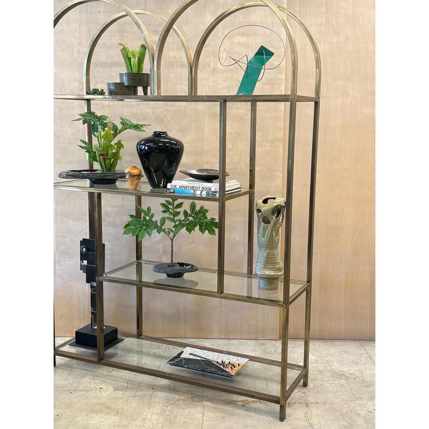 Mid-Century Modern Etagère vintage en laiton dans le style de Milo Baughman en vente