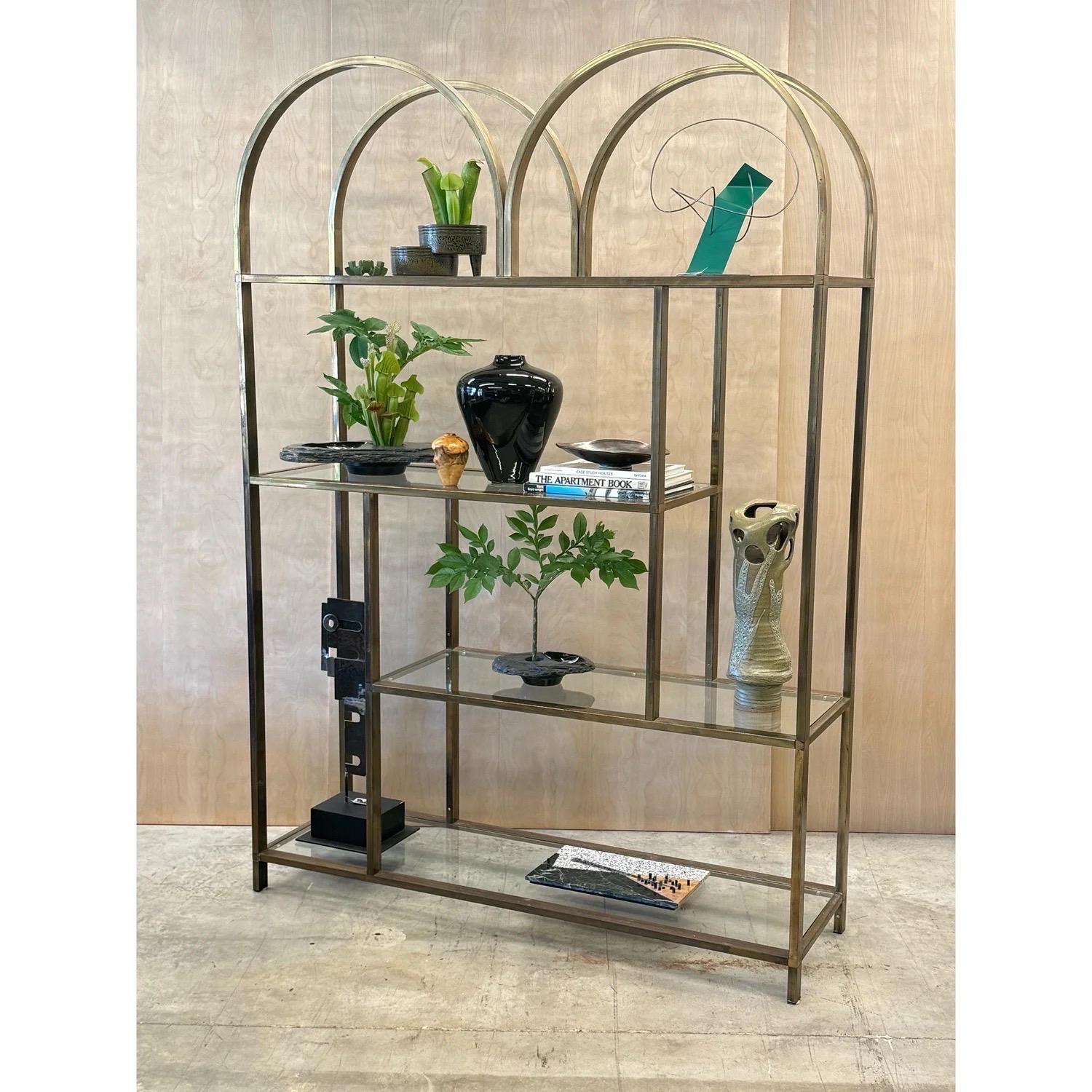 Américain Etagère vintage en laiton dans le style de Milo Baughman en vente