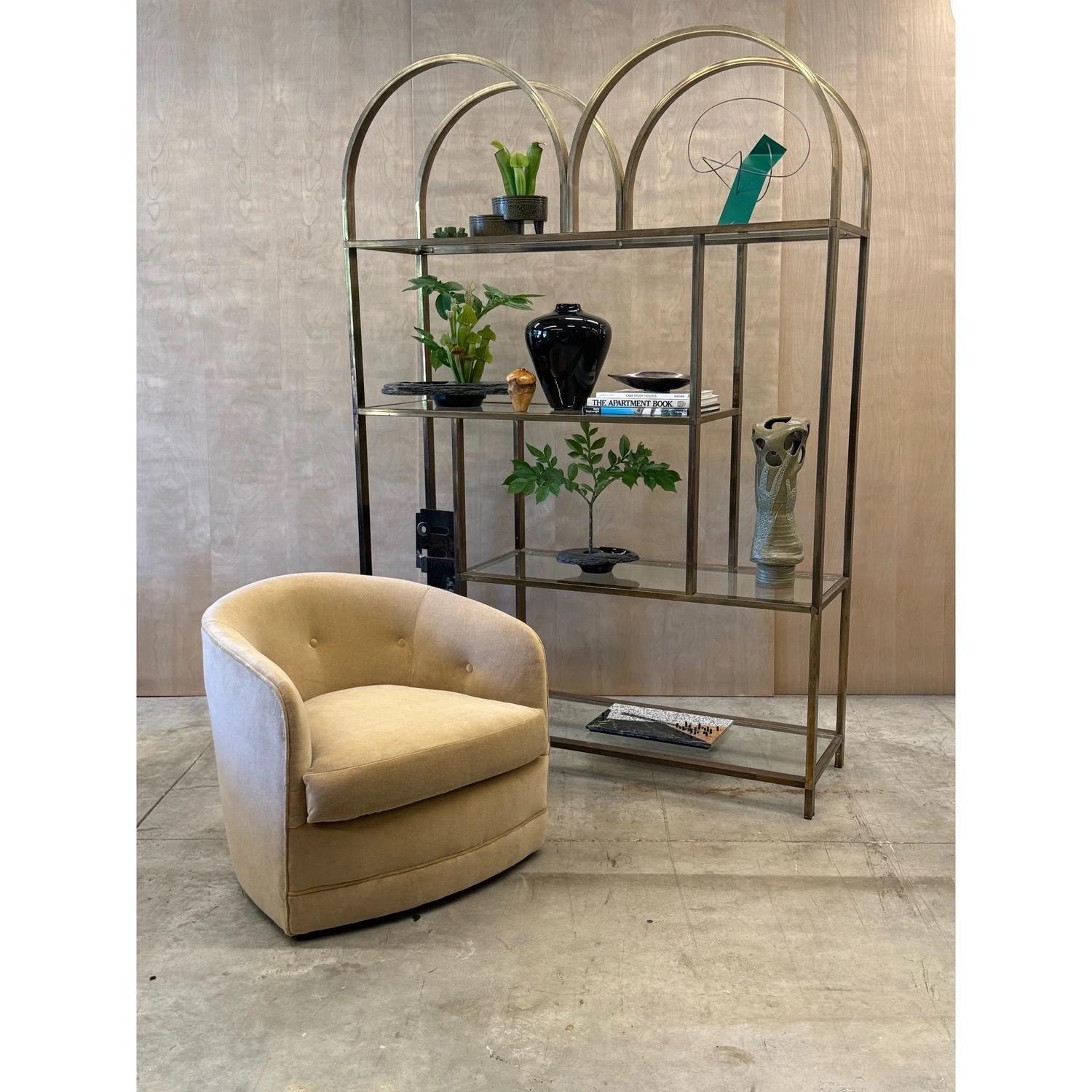 Etagère vintage en laiton dans le style de Milo Baughman Bon état - En vente à Raleigh, NC