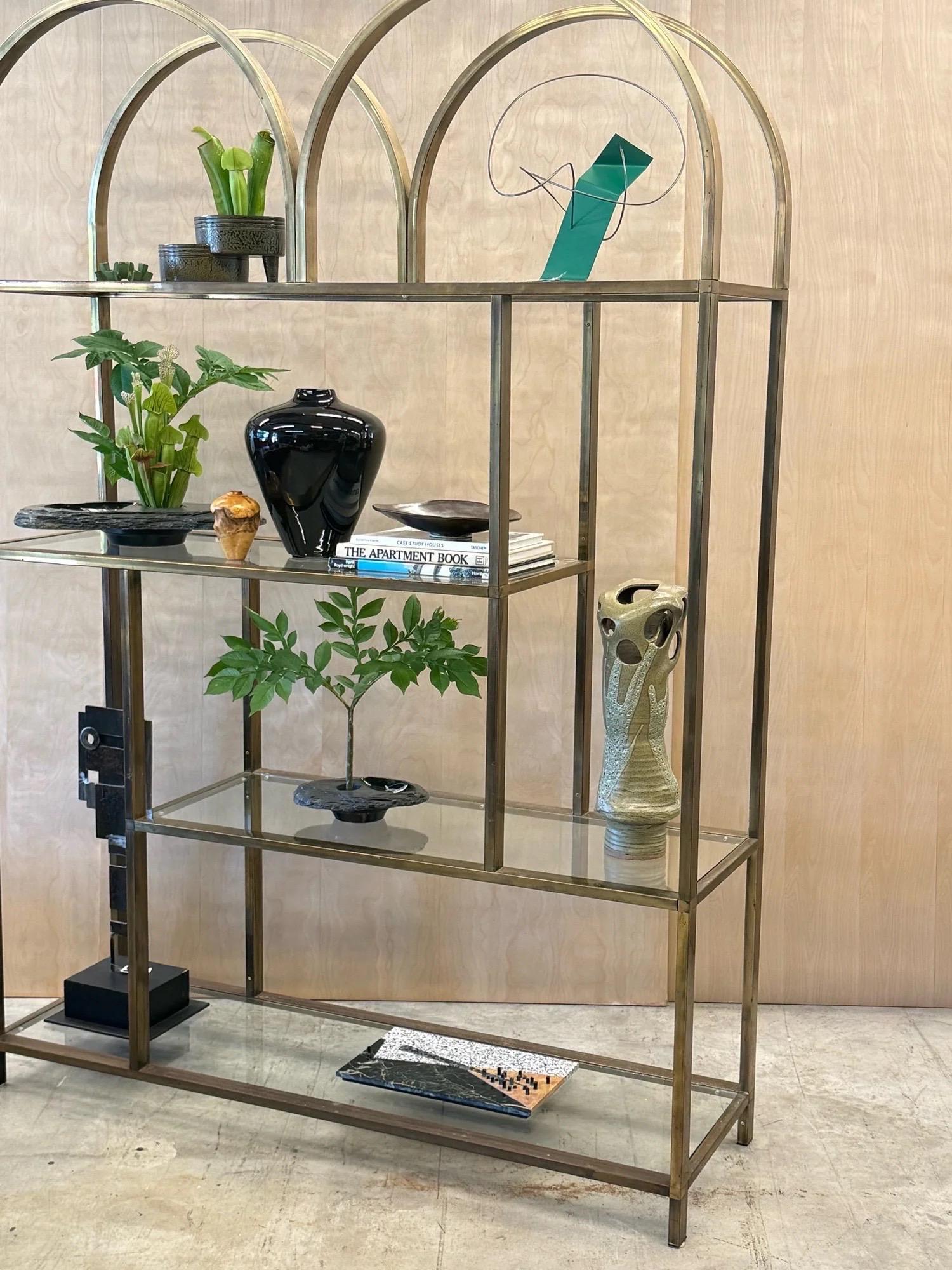 Fin du 20e siècle Etagère vintage en laiton dans le style de Milo Baughman en vente