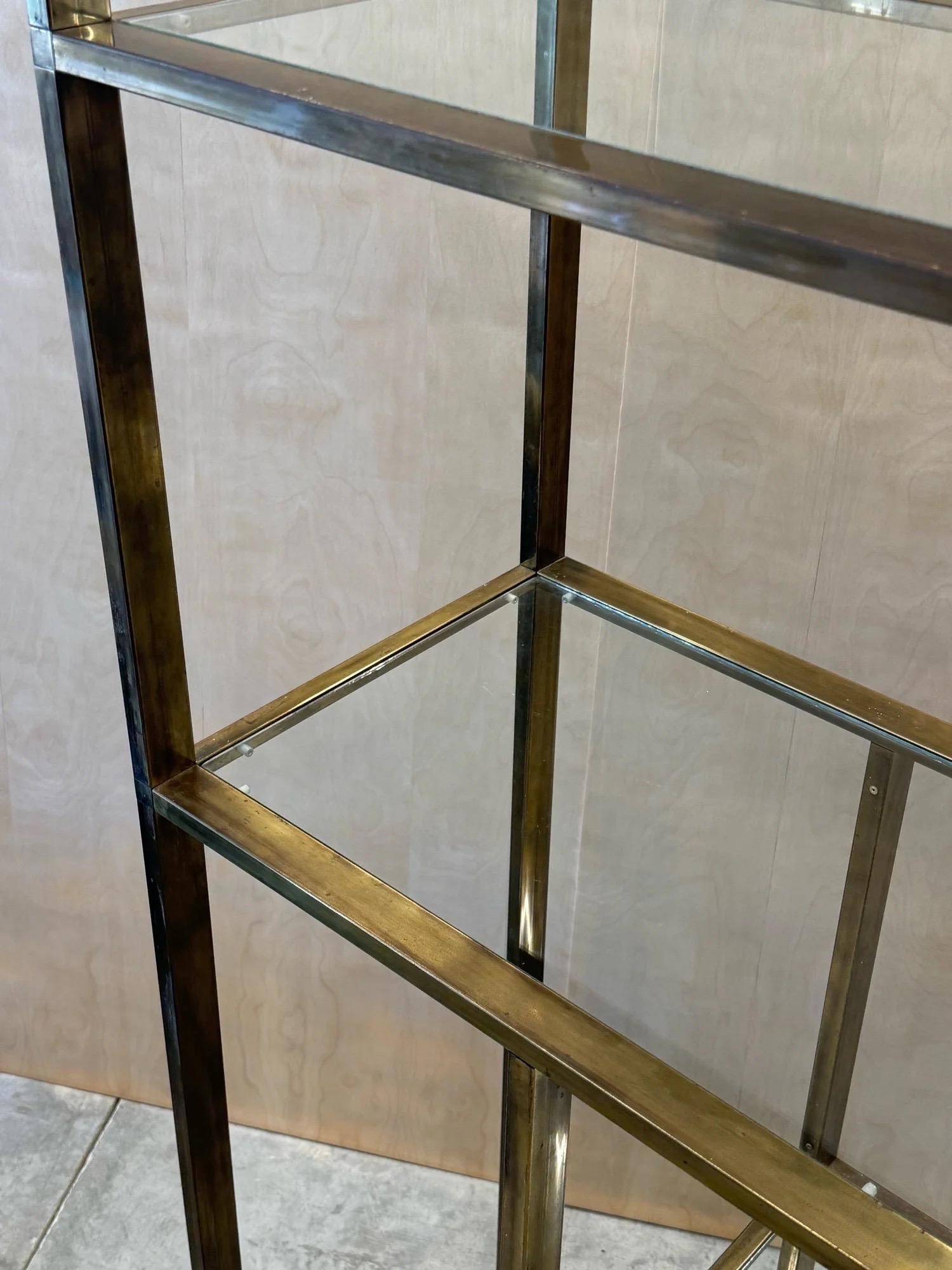 Laiton Etagère vintage en laiton dans le style de Milo Baughman en vente