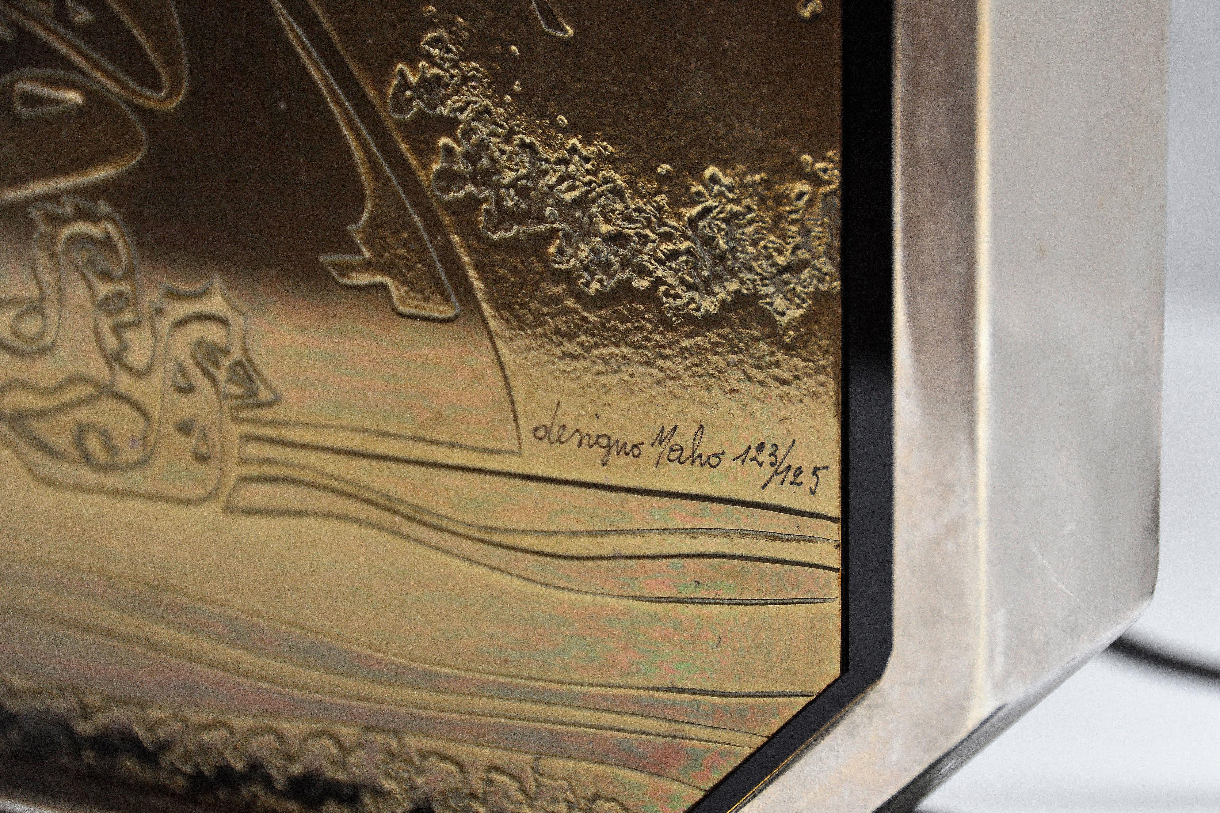 Belge Lampe de bureau vintage en laiton gravé et doré 23 carats par Georges Mathias, Belgique en vente