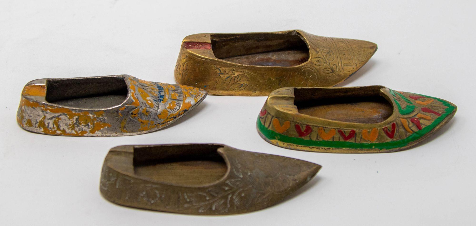 Cendrier vintage en laiton gravé Aladdin Middle Eastern Slipper Shoe Set of 4 en vente 3
