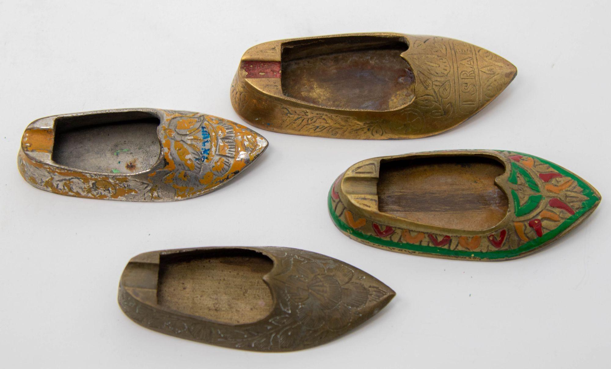 Cendrier vintage en laiton gravé Aladdin Middle Eastern Slipper Shoe Set of 4 en vente 4