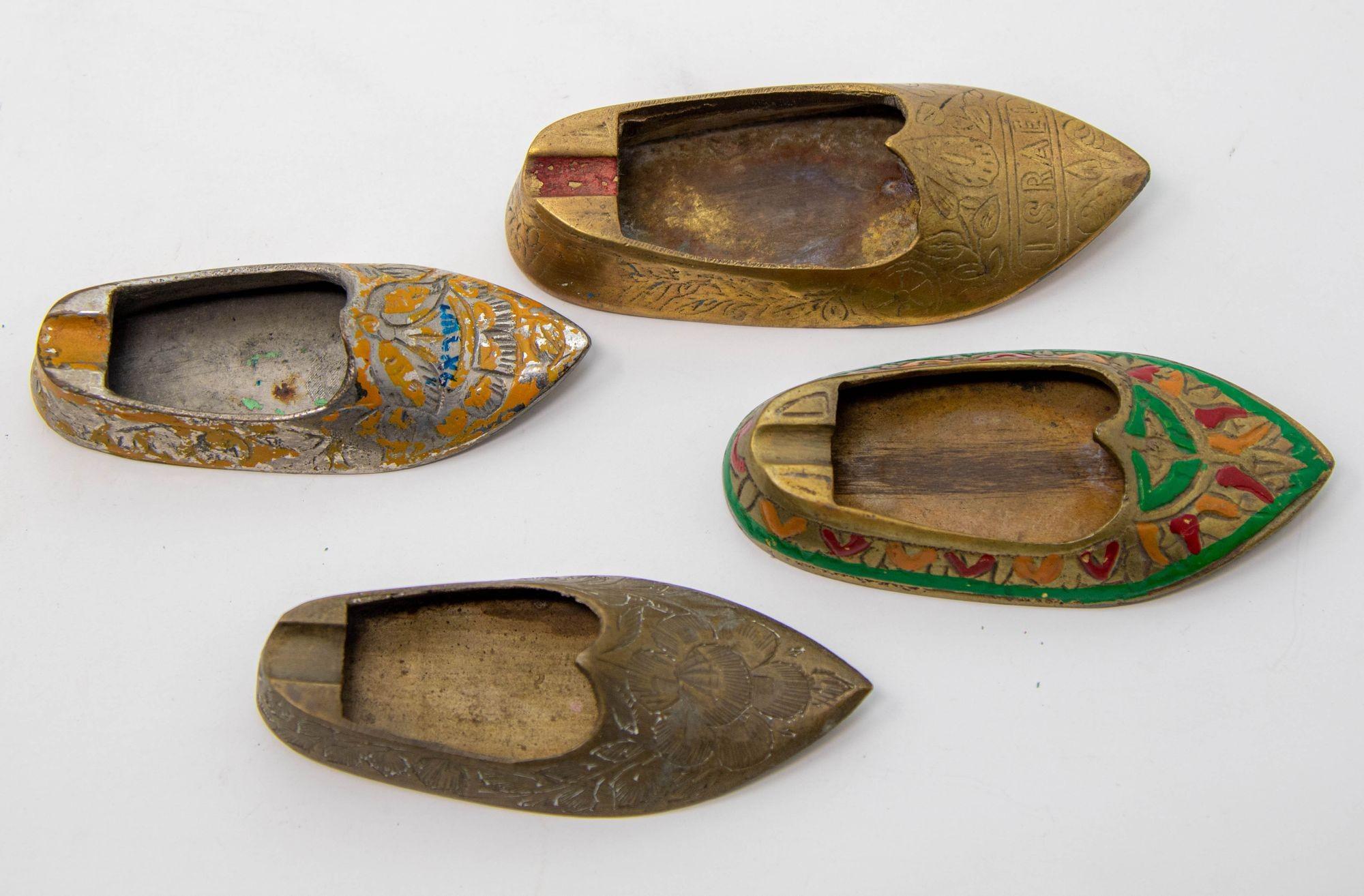 Cendrier vintage en laiton gravé Aladdin Middle Eastern Slipper Shoe Set of 4 en vente 5