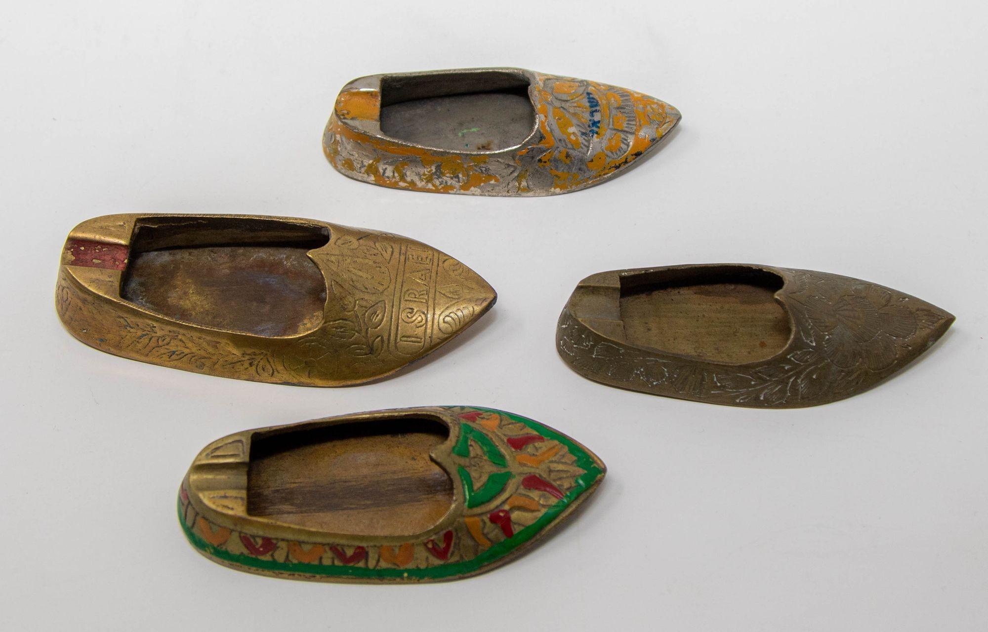 Cendrier vintage en laiton gravé Aladdin Middle Eastern Slipper Shoe Set of 4 en vente 6