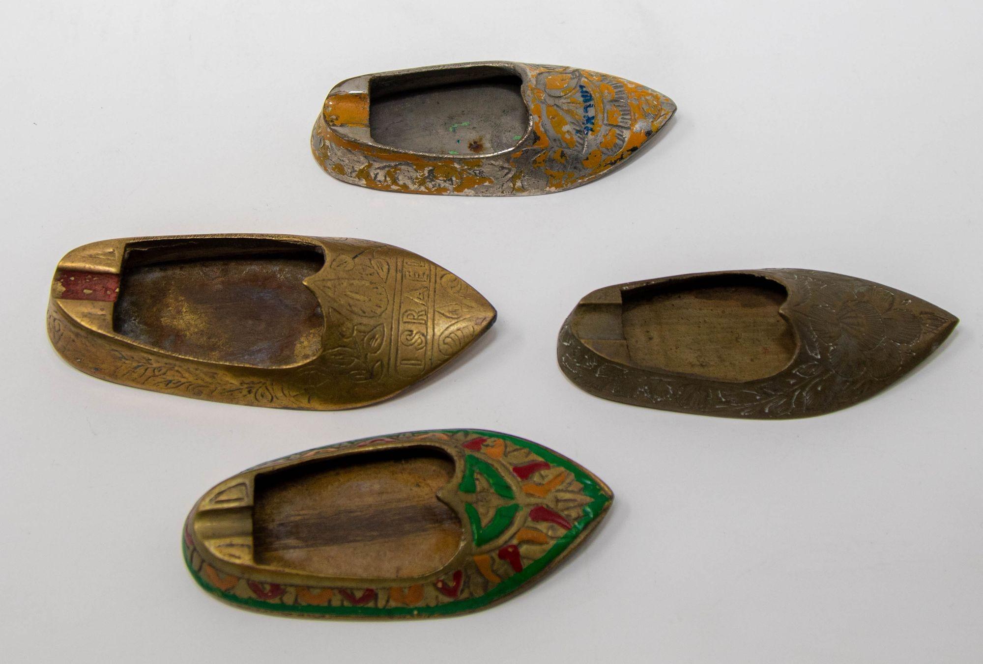Vintage Brass Etched Slipper Shoe Ashtray Set of 4, floral and geometric etched, brass Middle Eastern slipper style shoe ashtrays.
Aladdin Middle Eastern Moorish Arabian Mughal Islamic pointed shoes, great conversation piece.
1950s Vintage Moroccan