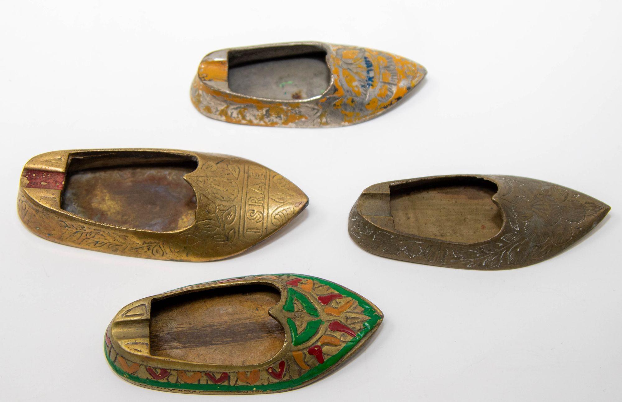 Islamique Cendrier vintage en laiton gravé Aladdin Middle Eastern Slipper Shoe Set of 4 en vente