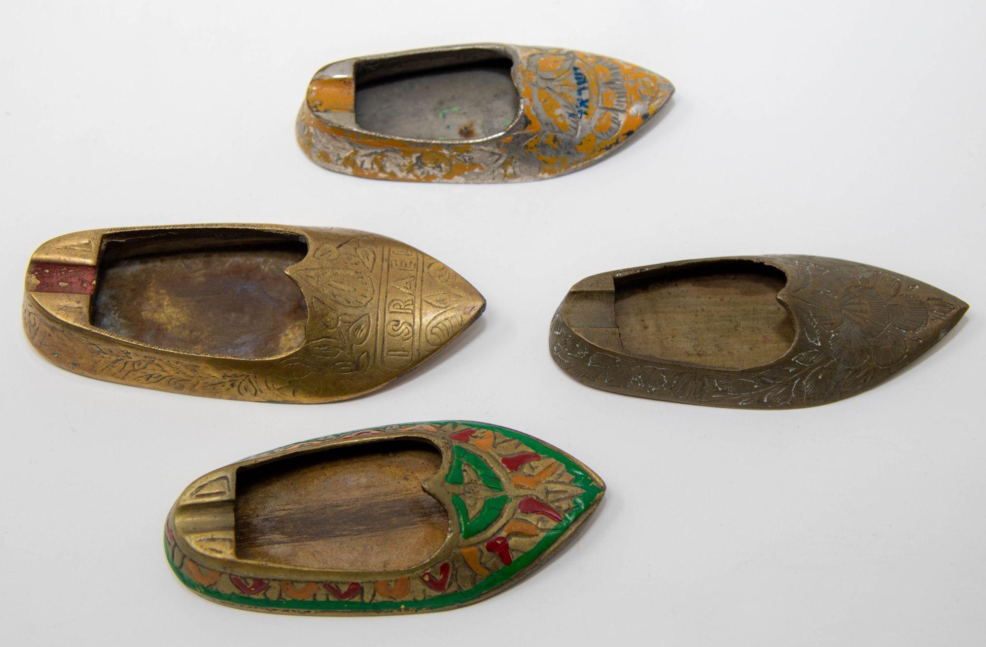 Inconnu Cendrier vintage en laiton gravé Aladdin Middle Eastern Slipper Shoe Set of 4 en vente
