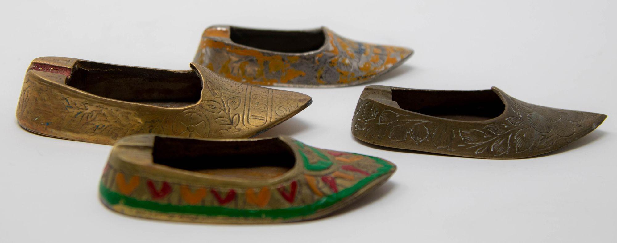 Buriné Cendrier vintage en laiton gravé Aladdin Middle Eastern Slipper Shoe Set of 4 en vente