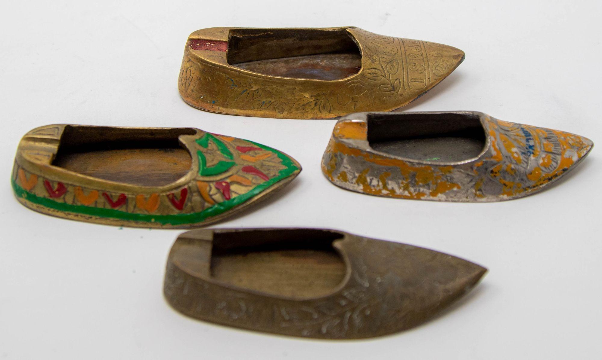 Cendrier vintage en laiton gravé Aladdin Middle Eastern Slipper Shoe Set of 4 Bon état - En vente à North Hollywood, CA