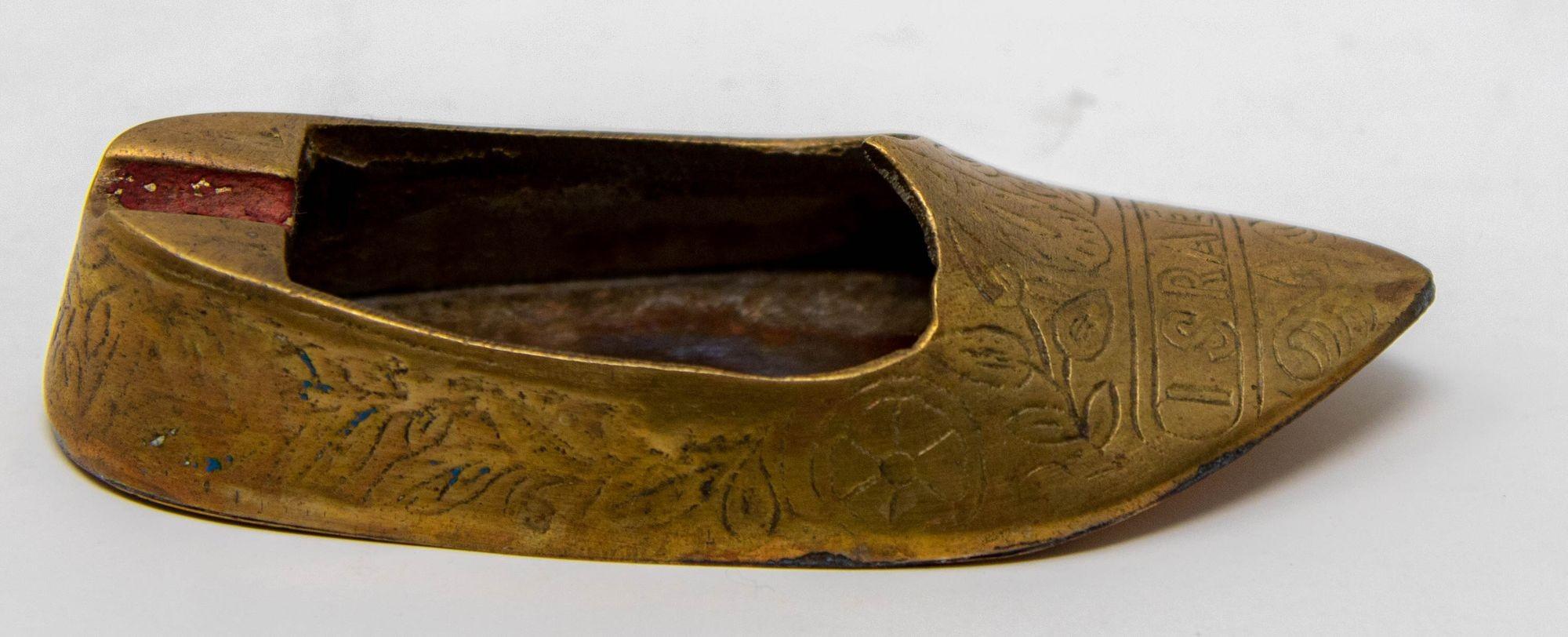 20ième siècle Cendrier vintage en laiton gravé Aladdin Middle Eastern Slipper Shoe Set of 4 en vente