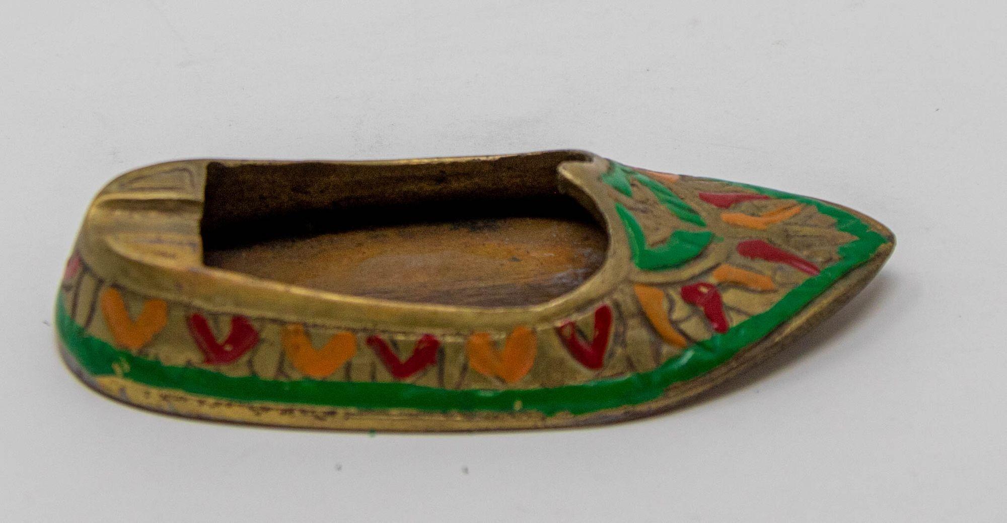 Métal Cendrier vintage en laiton gravé Aladdin Middle Eastern Slipper Shoe Set of 4 en vente