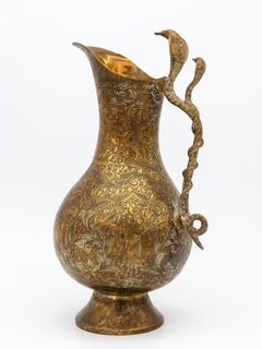 Jarra vintage de latón grabado con asa de serpiente