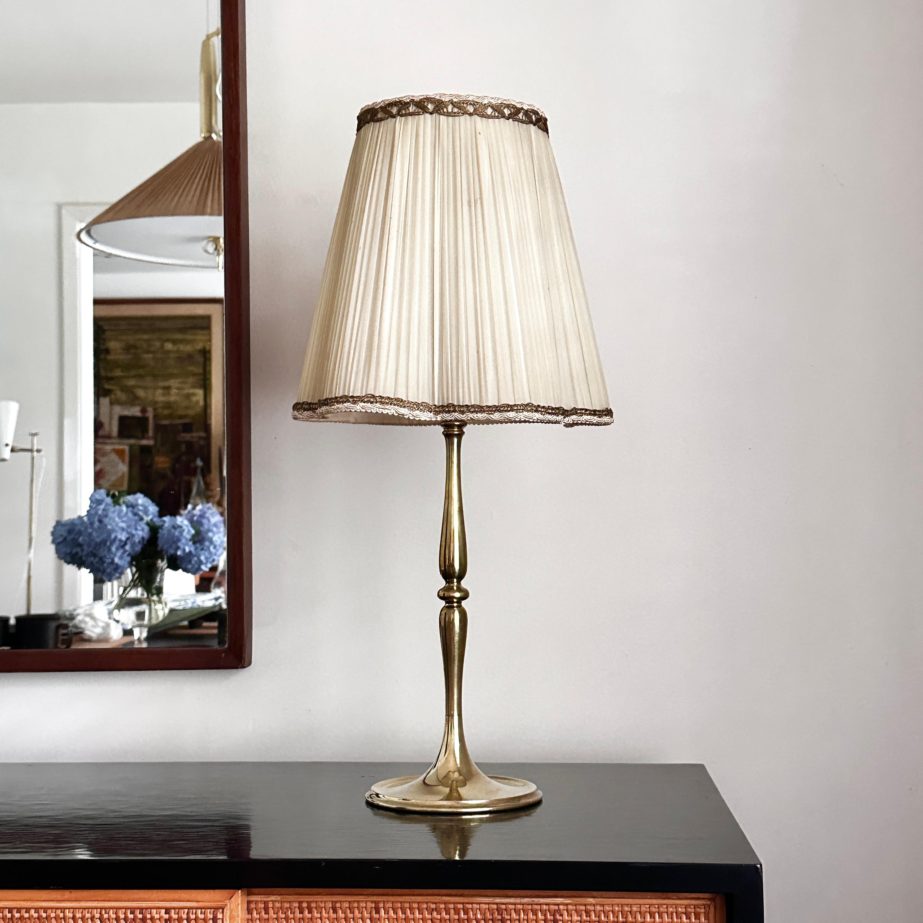 Schwedische Vintage-Lampe im Grace-Stil, schwerer, massiver Messingsockel mit originalem Stoffschirm. Ich kann den Hersteller oder das Land der Lampe nicht genau bestimmen, aber die Lampe ist europäisch. Die Lampe hat ihre originale europäische