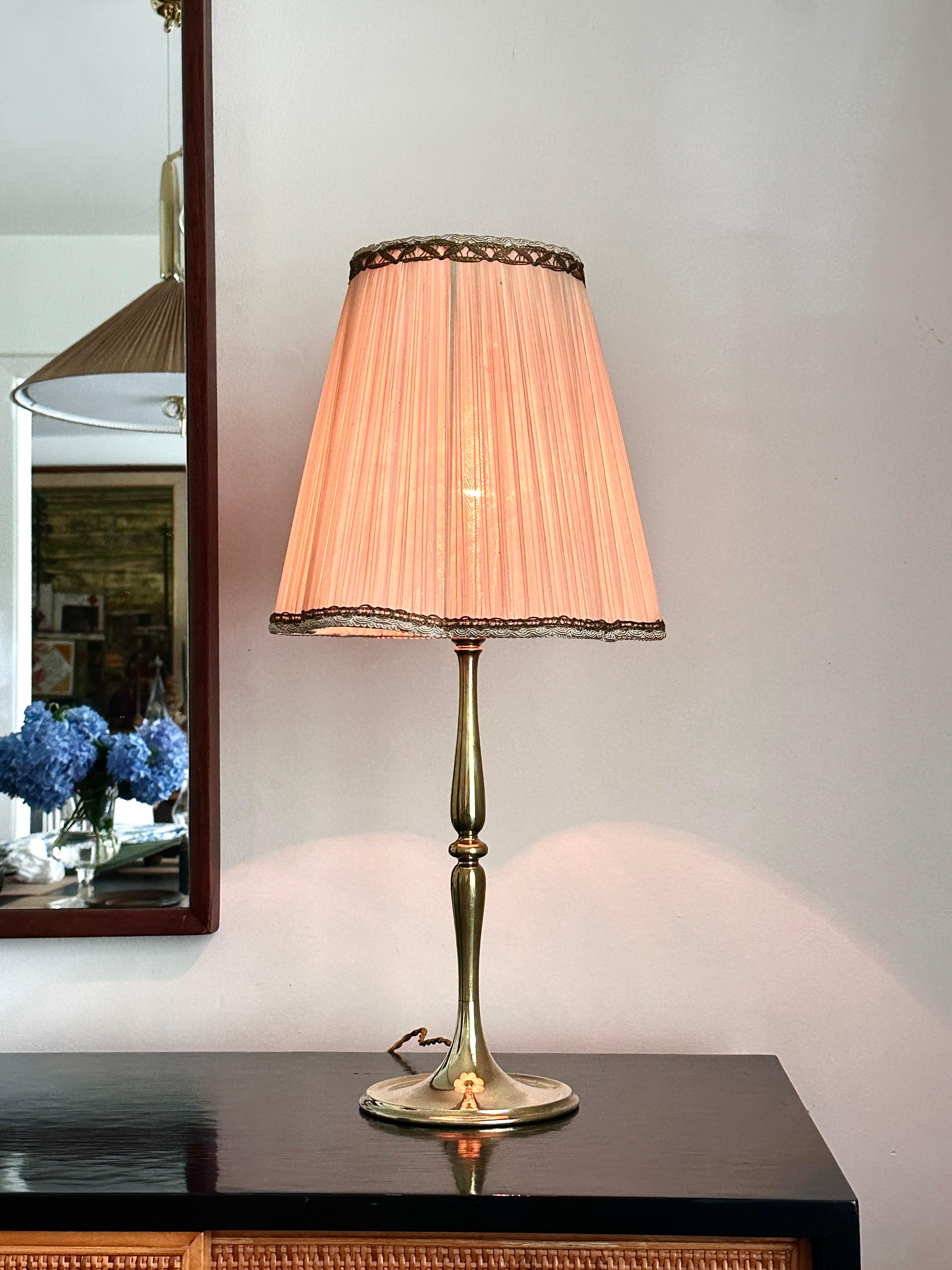 Vintage Brass Europäische Tischlampe mit Original-Schirm (Skandinavische Moderne) im Angebot