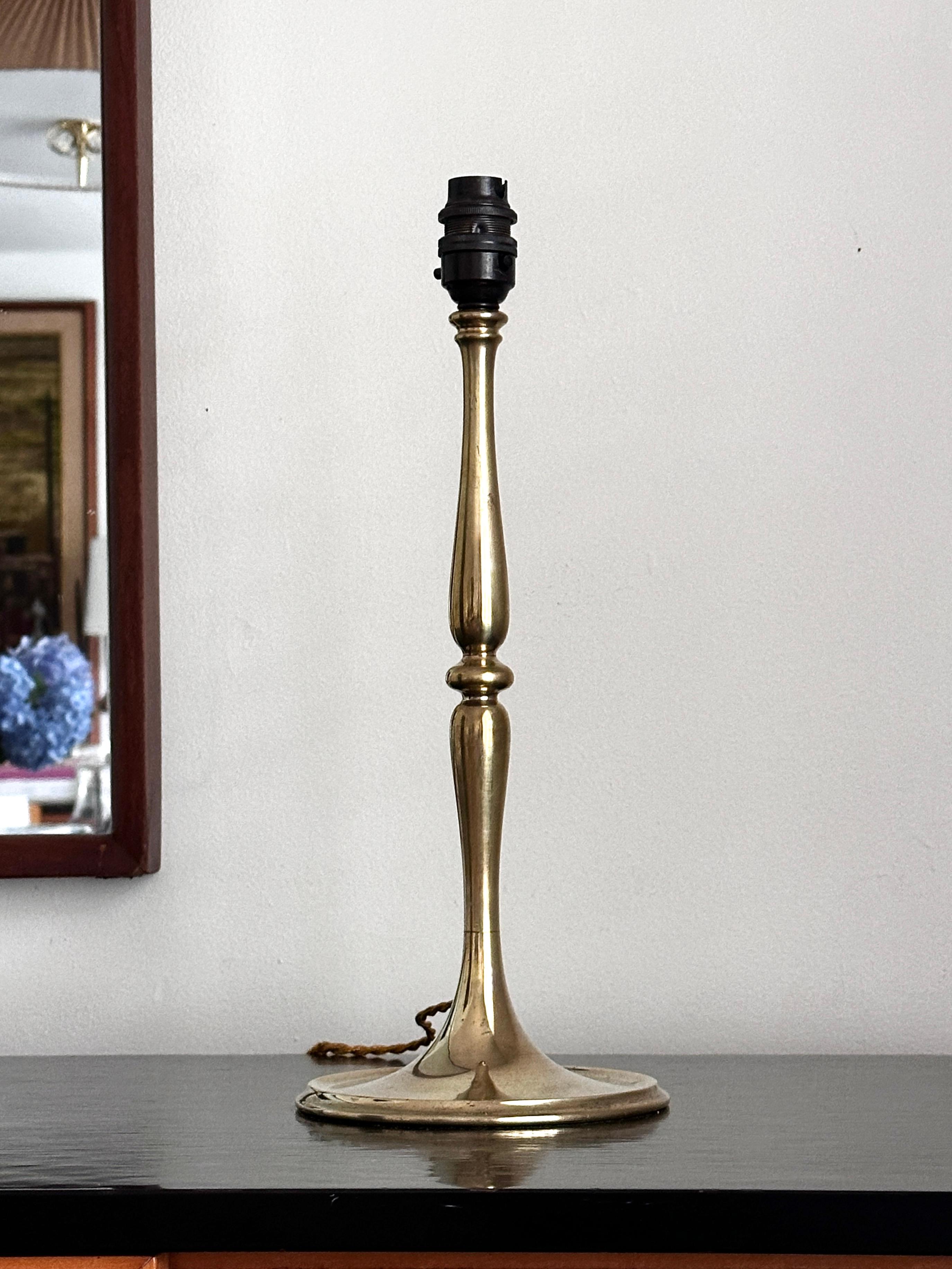 Vintage Brass Europäische Tischlampe mit Original-Schirm (Schwedisch) im Angebot