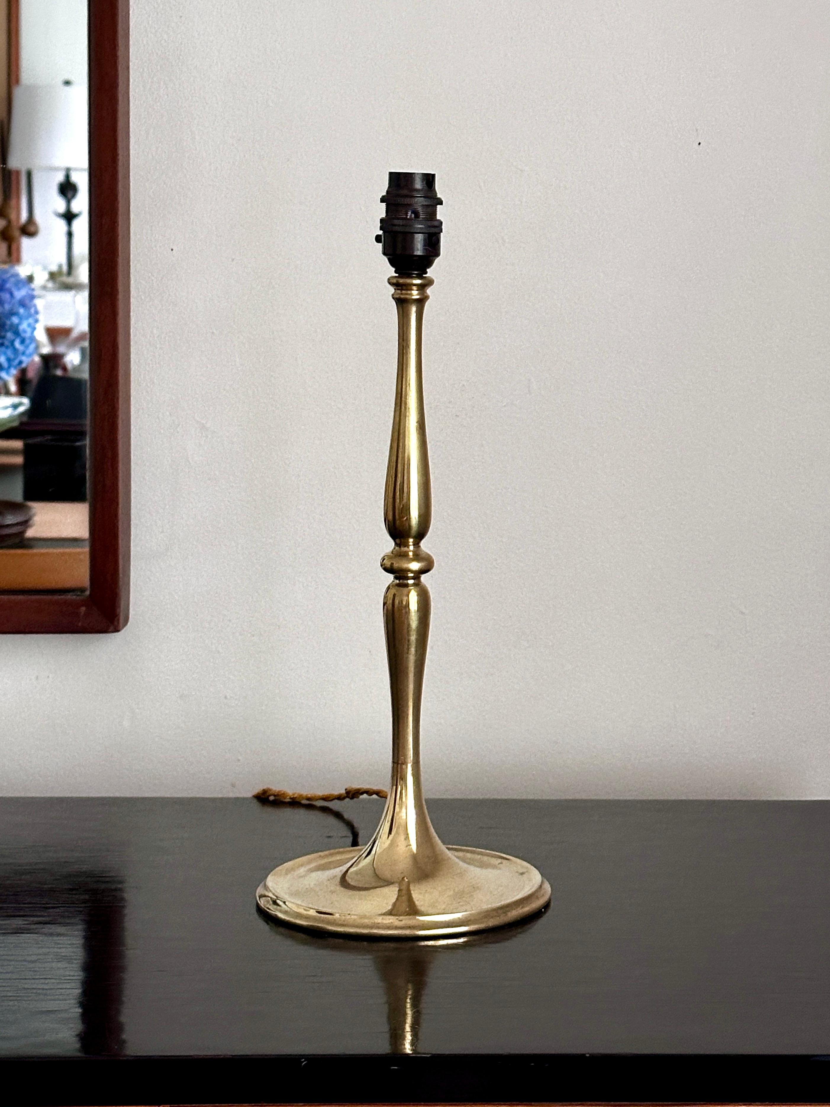 Vintage Brass Europäische Tischlampe mit Original-Schirm (Handgefertigt) im Angebot
