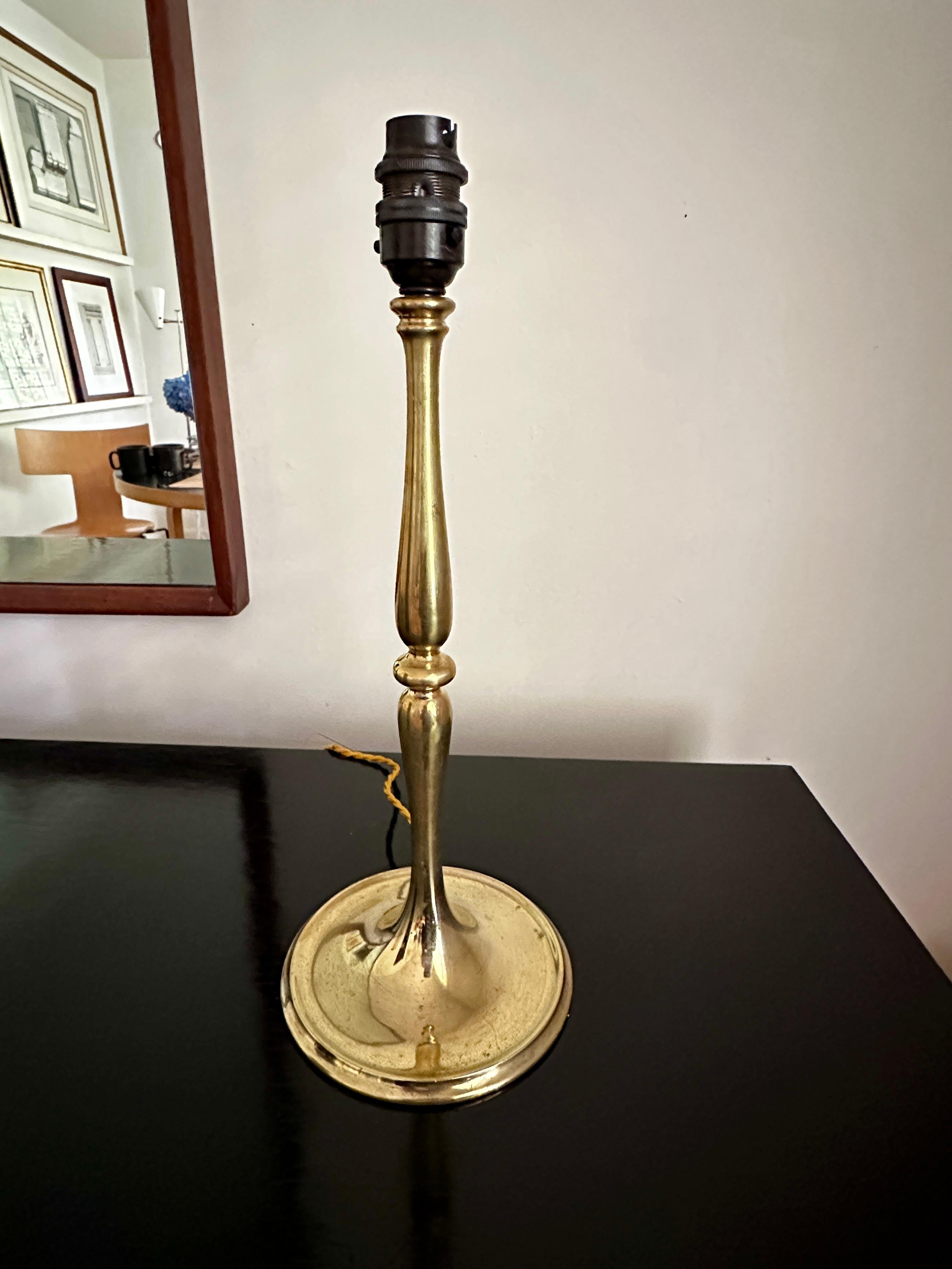 Vintage Brass Europäische Tischlampe mit Original-Schirm im Zustand „Gut“ im Angebot in Doraville, GA