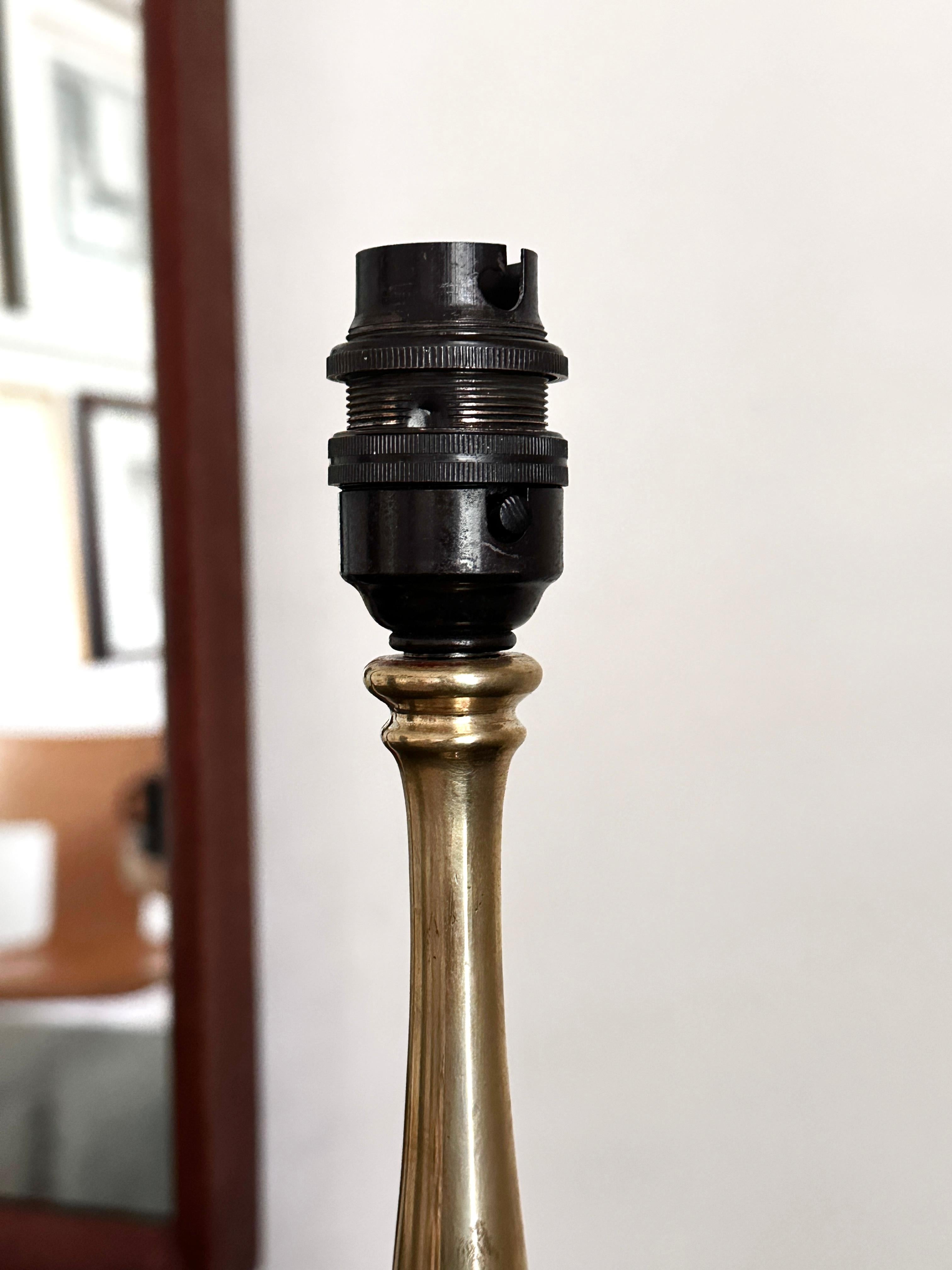 Vintage Brass Europäische Tischlampe mit Original-Schirm (Mitte des 20. Jahrhunderts) im Angebot