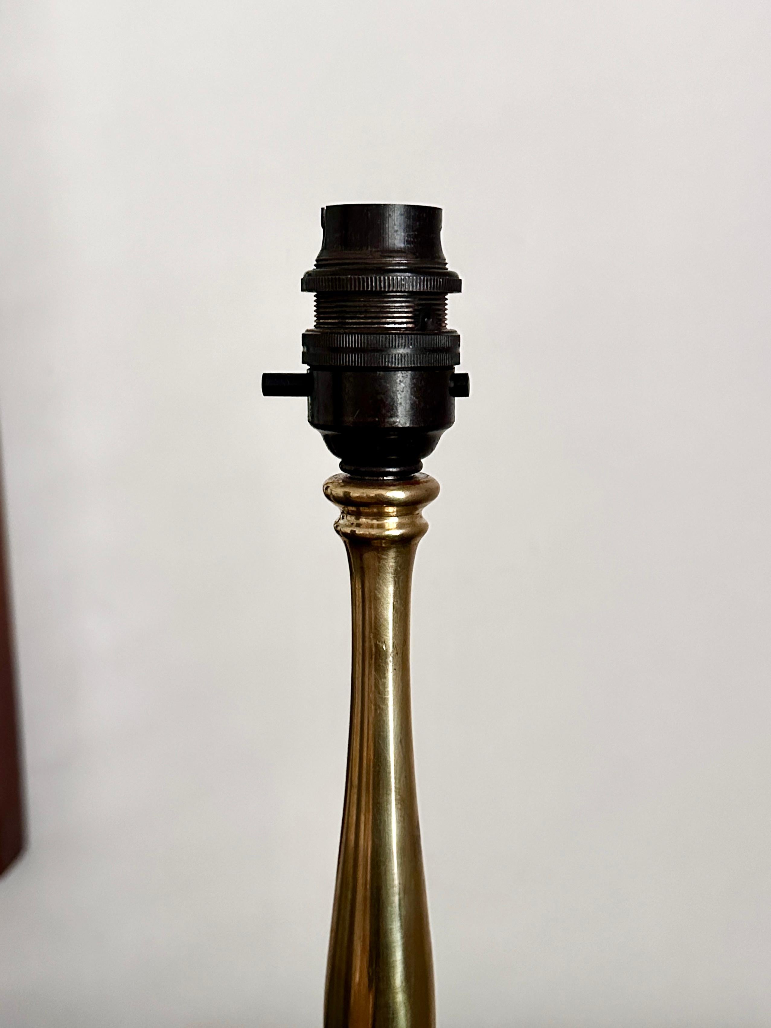 Vintage Brass Europäische Tischlampe mit Original-Schirm (Messing) im Angebot