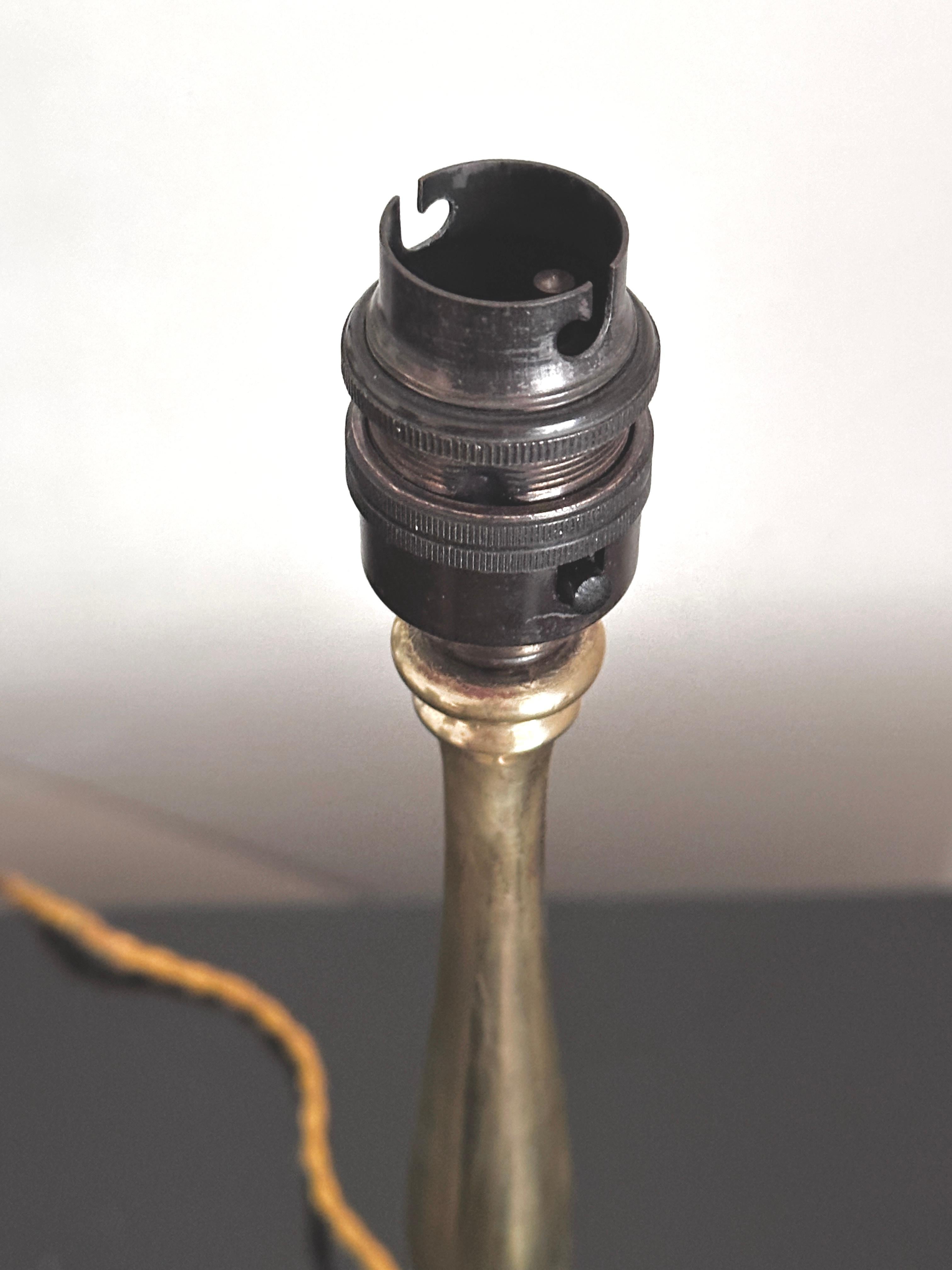 Vintage Brass Europäische Tischlampe mit Original-Schirm im Angebot 1