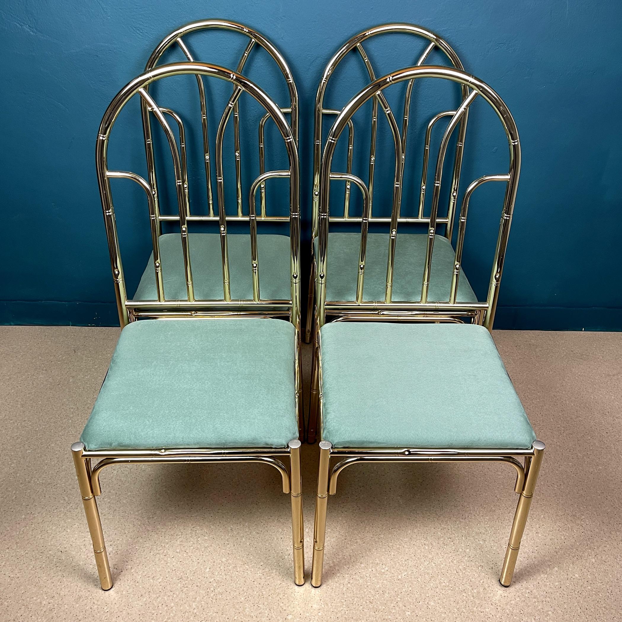 Set di 4 sedie da pranzo vintage in ottone finto bambù realizzate in Italia negli anni '70.
Questo set di sedie da pranzo della metà del secolo scorso è decorato con strutture in metallo di qualità in ottone dorato a forma di finto bambù. Ulteriori