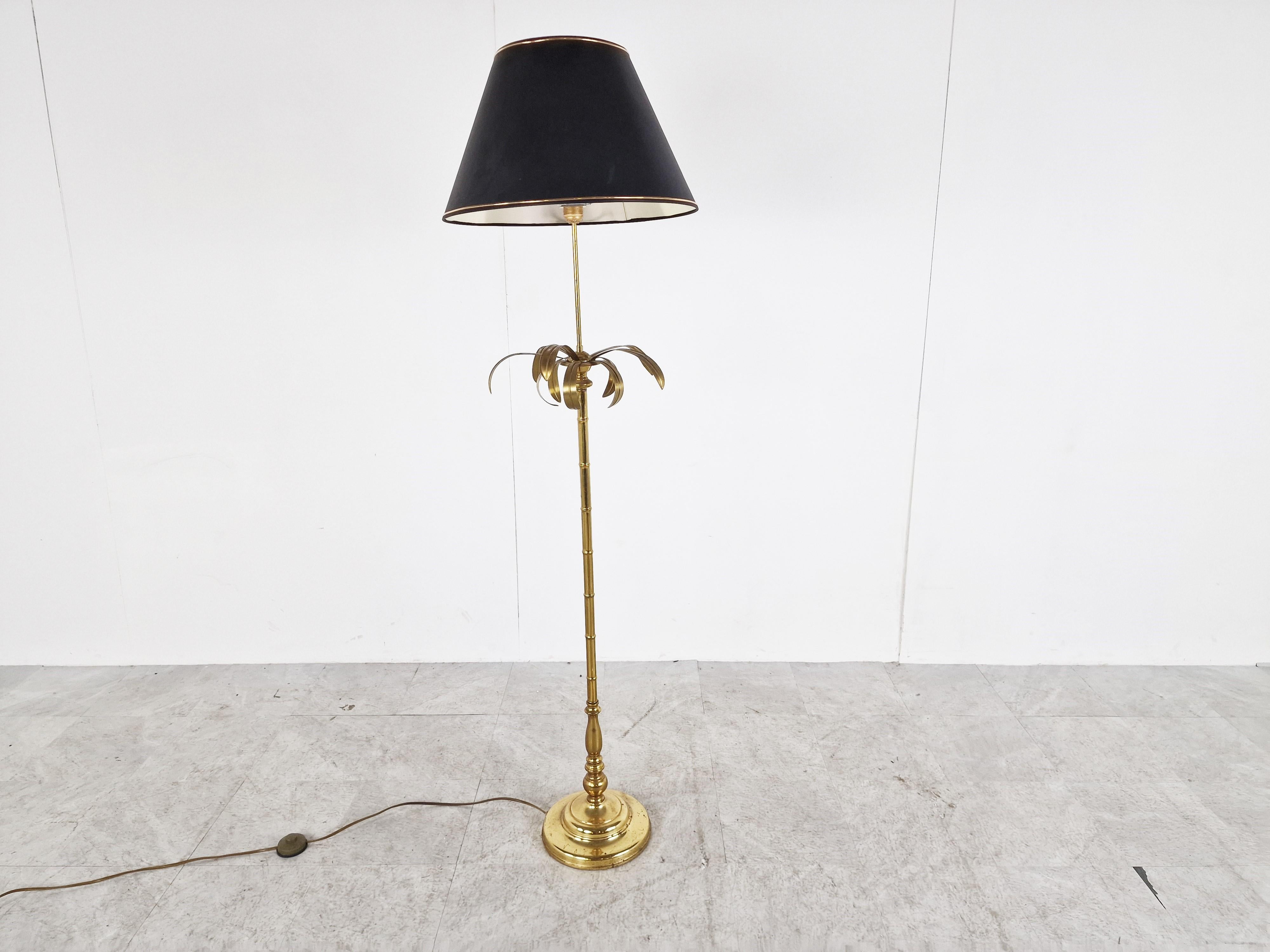 Vintage brass faux bamboo and pineapple leaf floor lamp with a black and gold shade.

Beautiful striking lfoor lamp which emits a soft light.

good condition with the right patina.

Tested and ready to use with a regular E26/E27 light