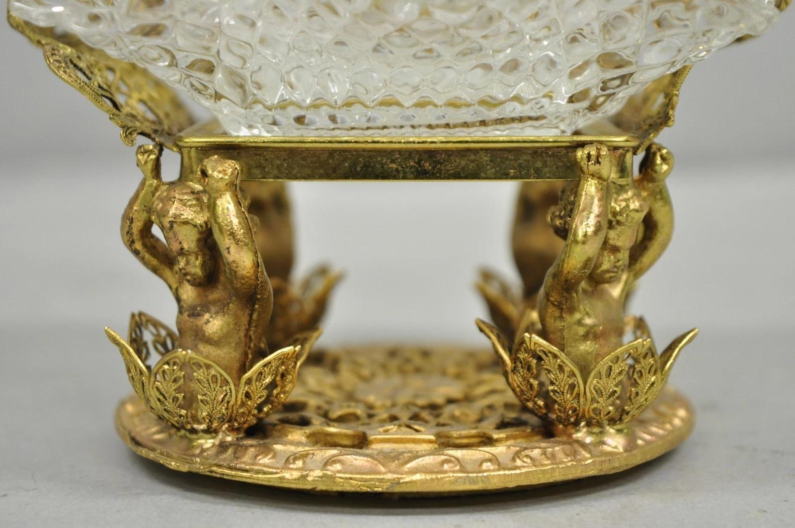 Cesta de novia vintage de latón filigrana con querubines y 4 platos de cristal con volantes en venta 3