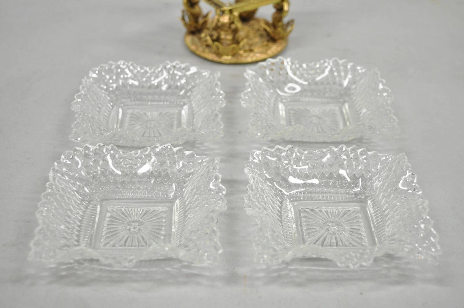 Cesta de novia vintage de latón filigrana con querubines y 4 platos de cristal con volantes en venta 4