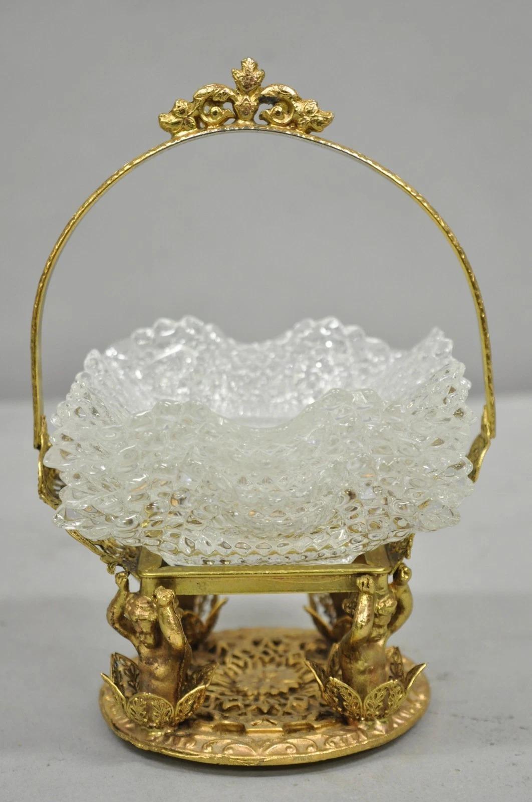 Cesta de novia vintage de latón filigrana con querubines y 4 platos de cristal con volantes en venta 5