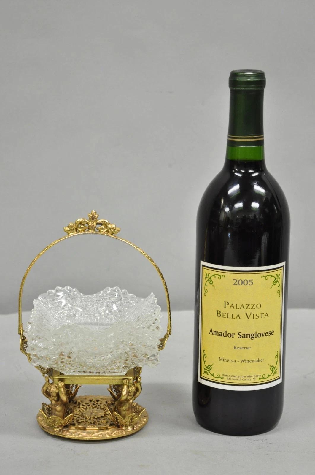 Cesta de novia vintage de latón dorado con filigrana, con querubines y 4 platos de cristal con volantes. Mediados del siglo XX. Medidas: Total: 7