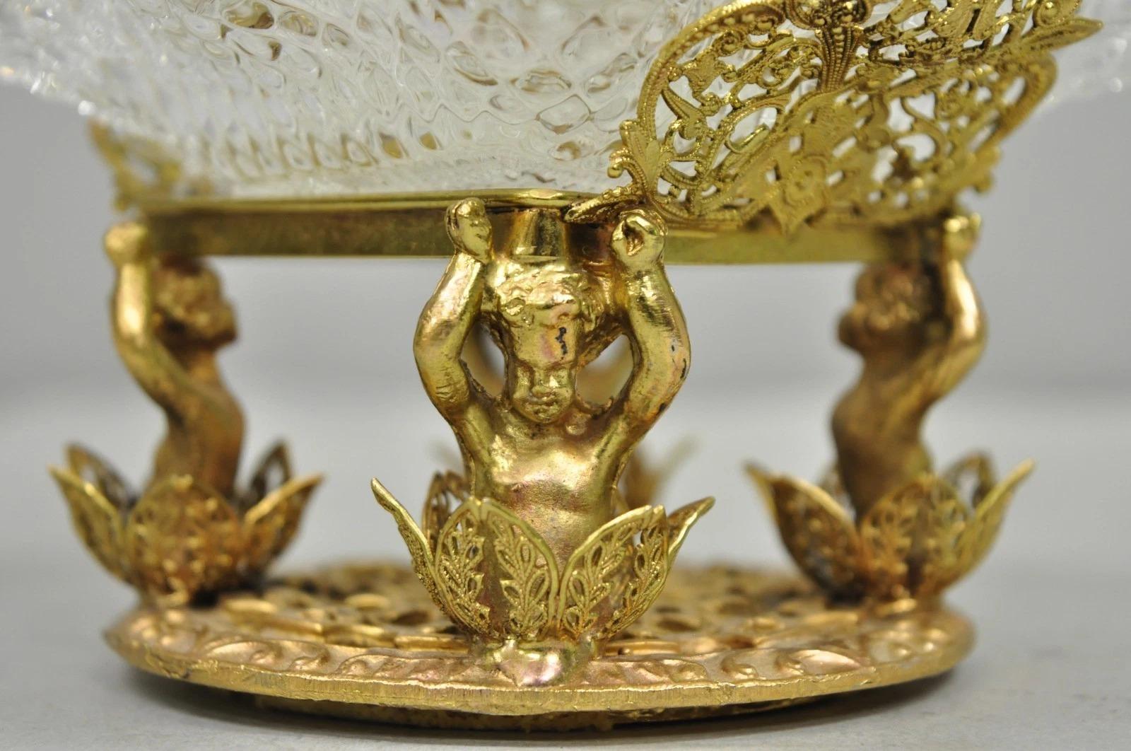 Cesta de novia vintage de latón filigrana con querubines y 4 platos de cristal con volantes Otro en venta