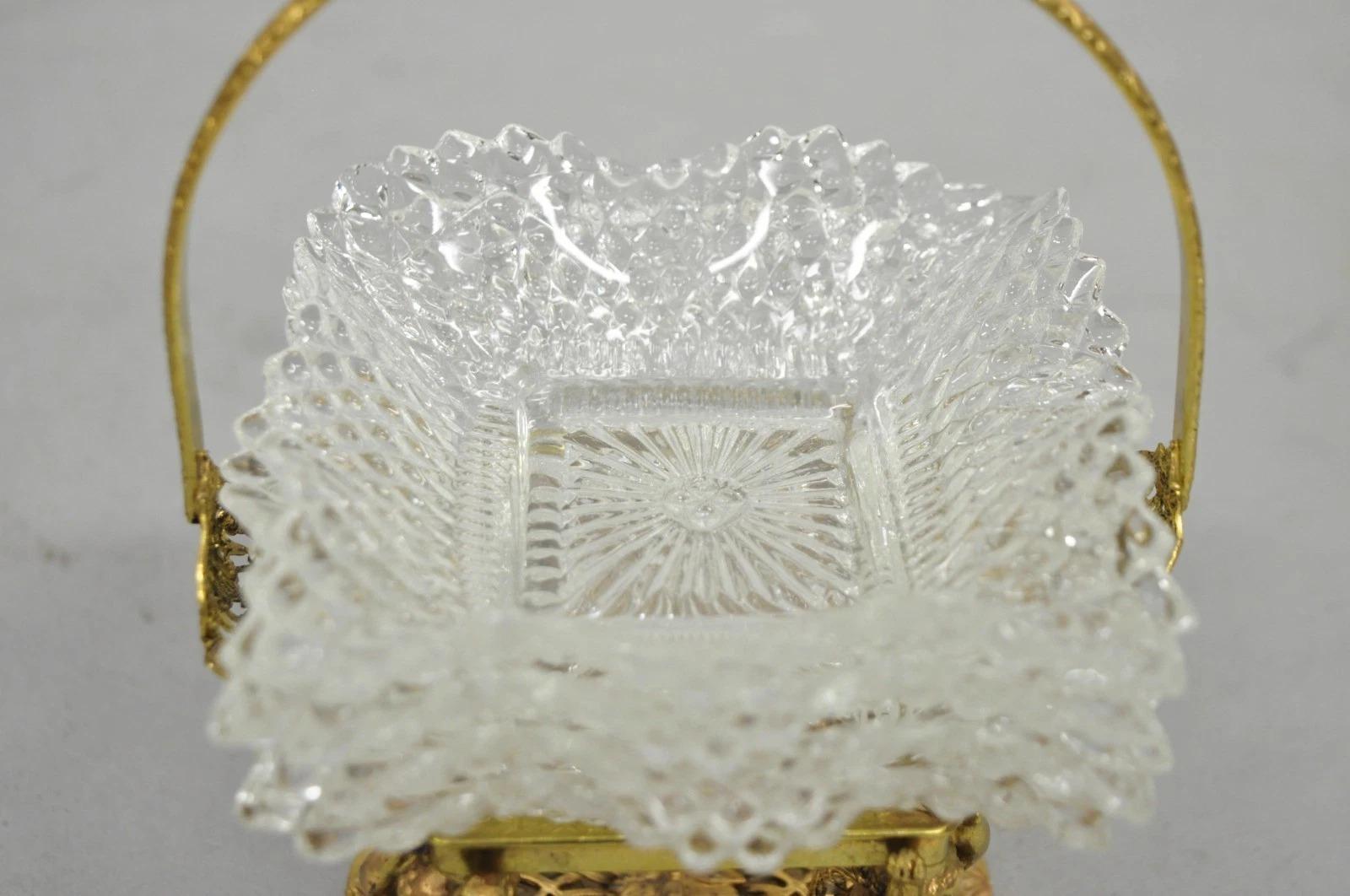 Cesta de novia vintage de latón filigrana con querubines y 4 platos de cristal con volantes Desconocido en venta