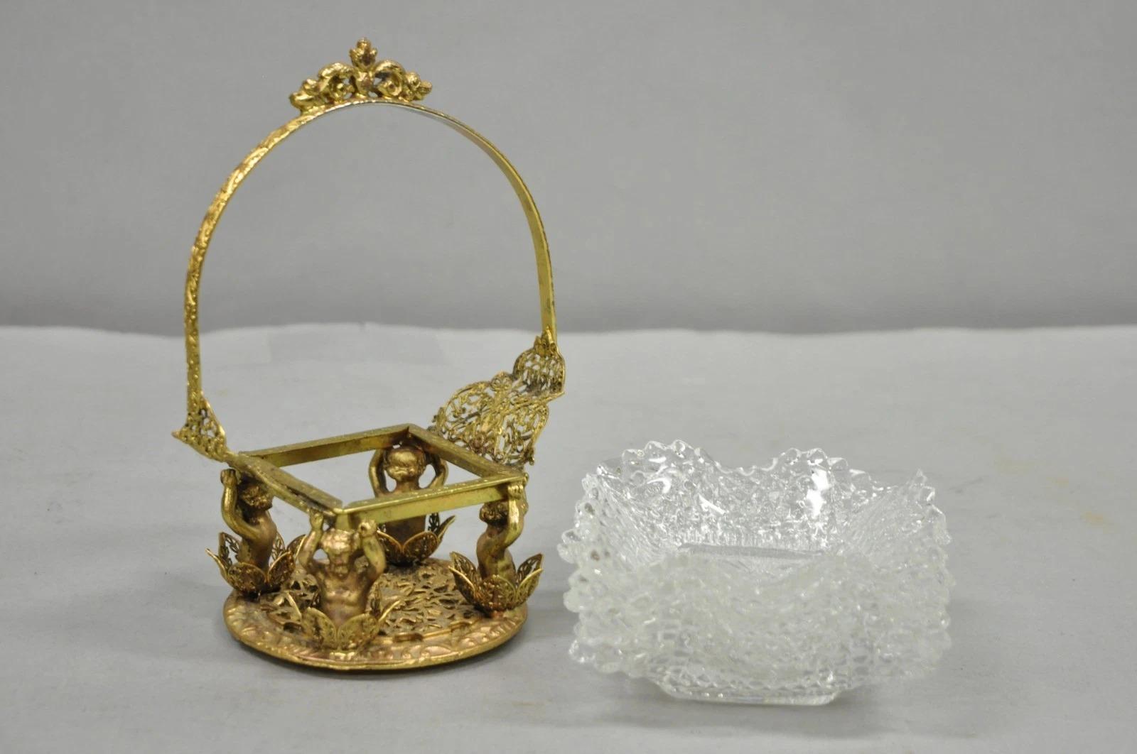 Cesta de novia vintage de latón filigrana con querubines y 4 platos de cristal con volantes en Bueno estado para la venta en Philadelphia, PA