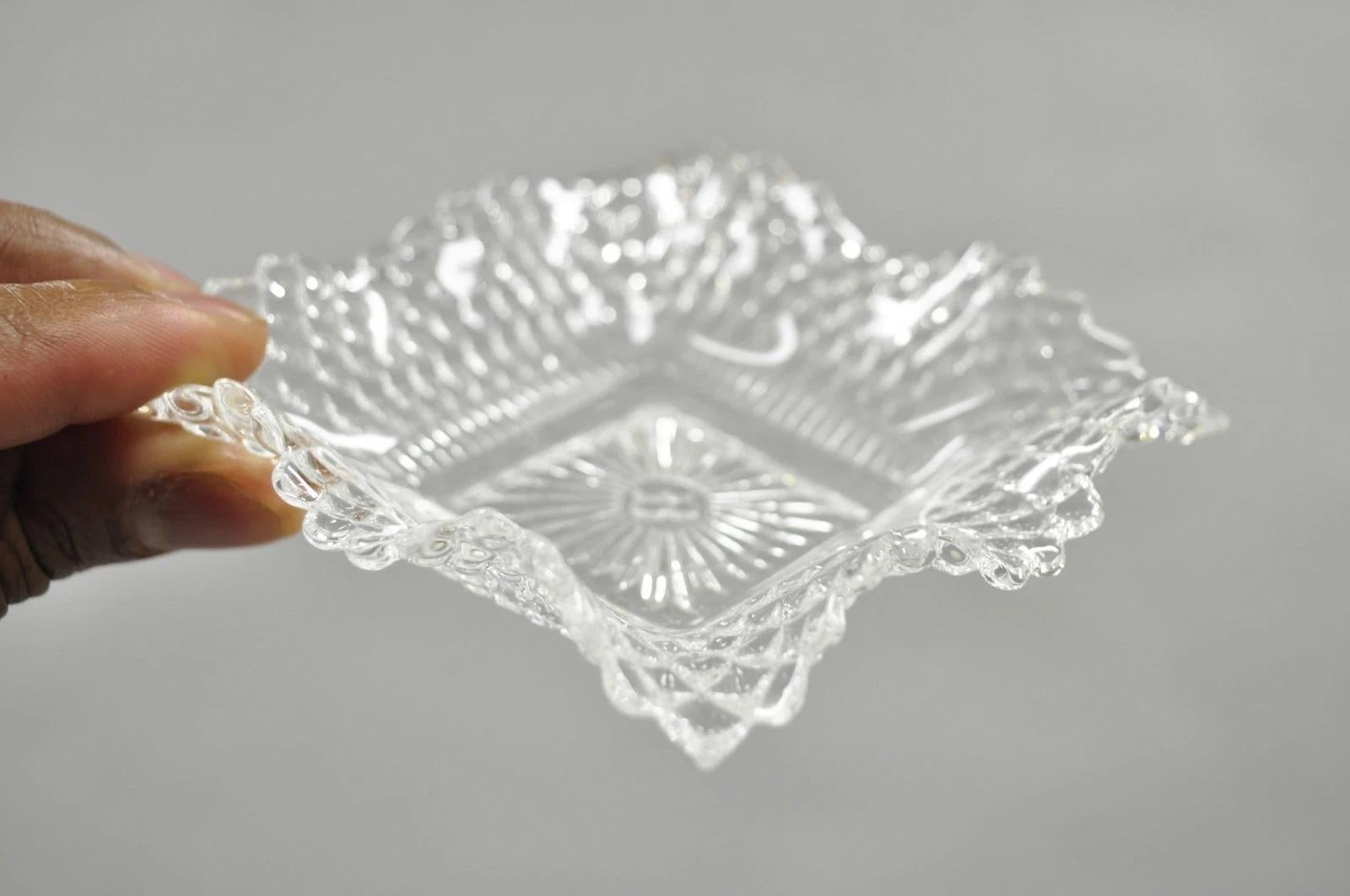 Cesta de novia vintage de latón filigrana con querubines y 4 platos de cristal con volantes siglo XX en venta