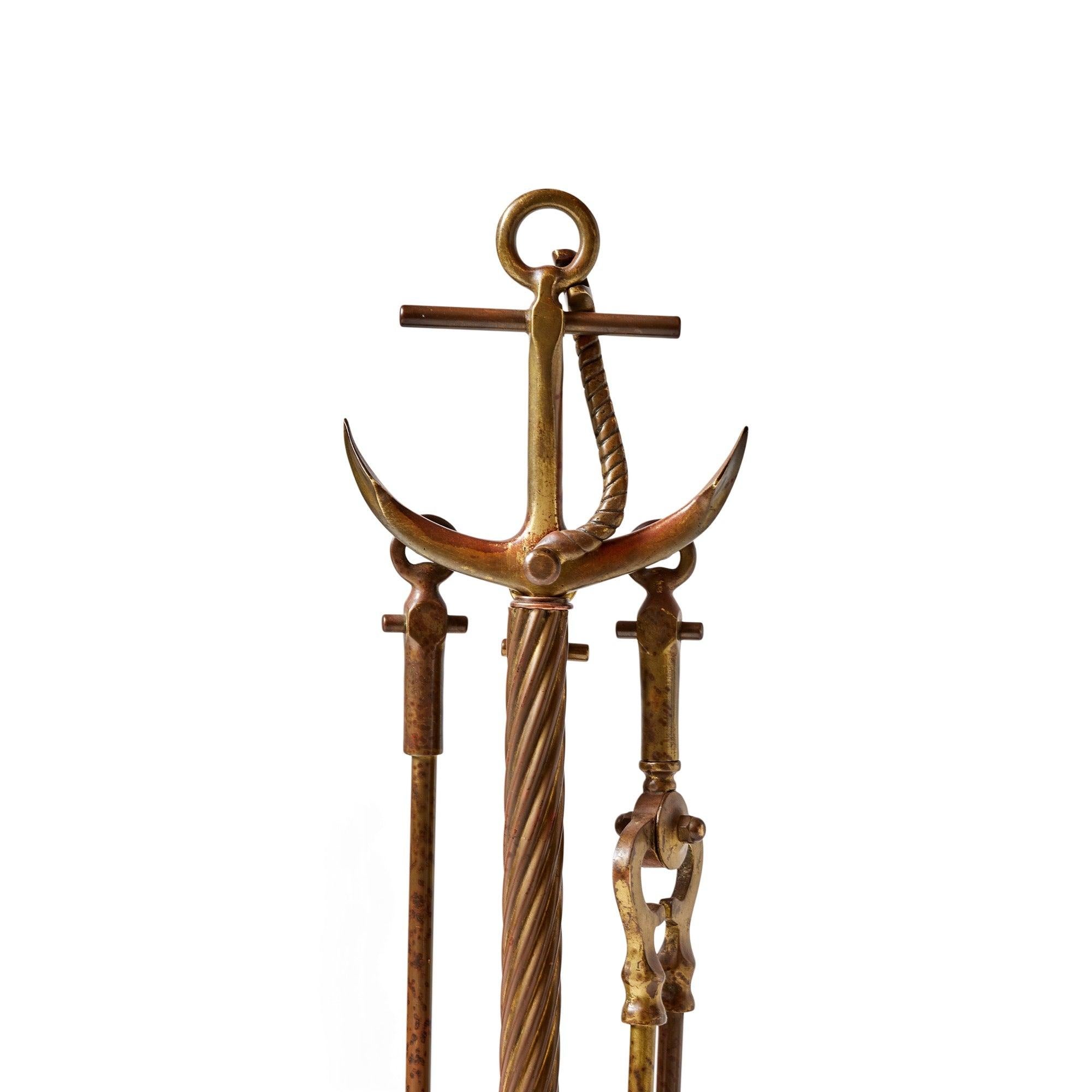 Set di utensili per caminetto in ottone vintage con motivi di corde e ancore nautiche.