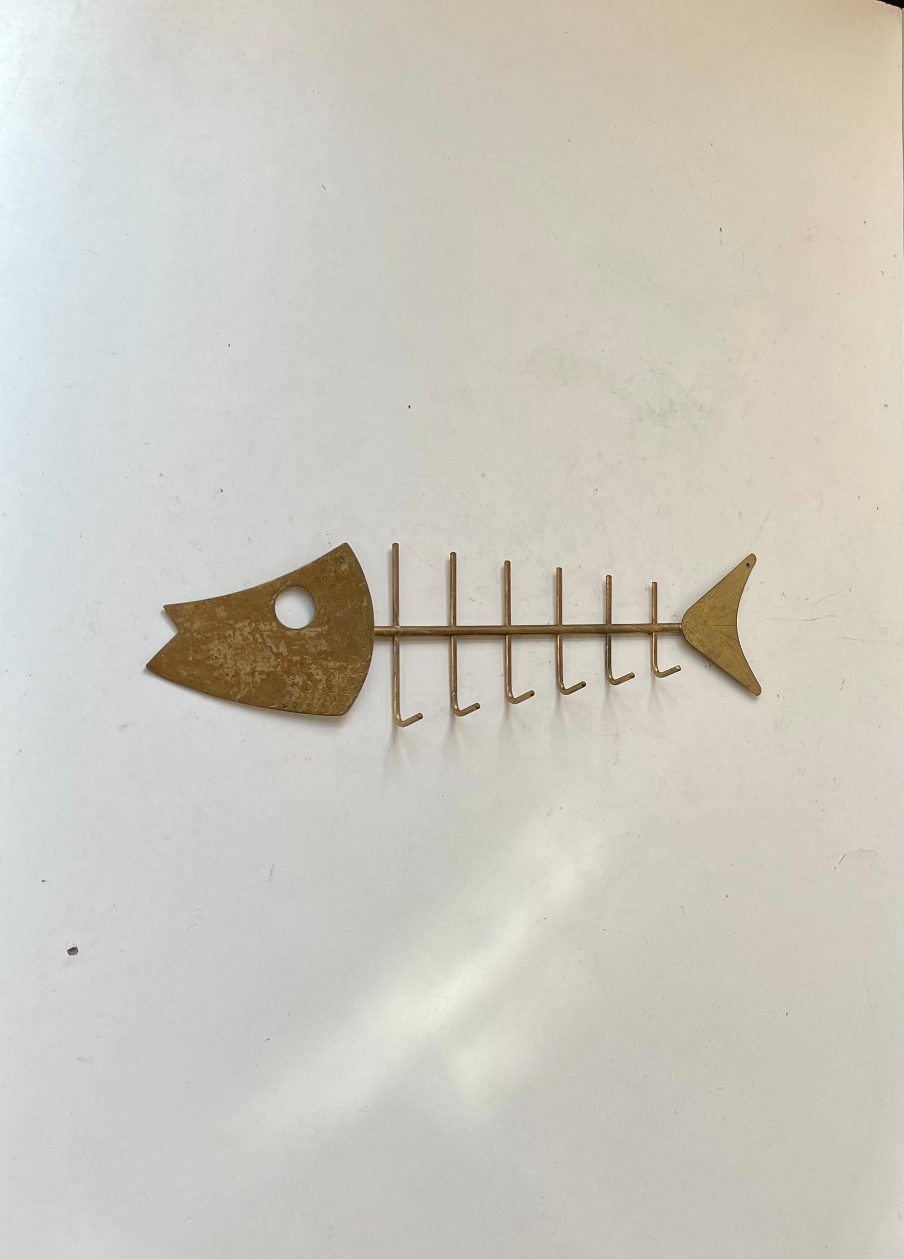 Porte-clés insolite - porte-clés en forme de squelette de poisson. Il est entièrement fabriqué à partir de plaques et de fils de laiton et présente des détails gravés à la main sur la face et la queue. Designer/fabricant européen inconnu vers