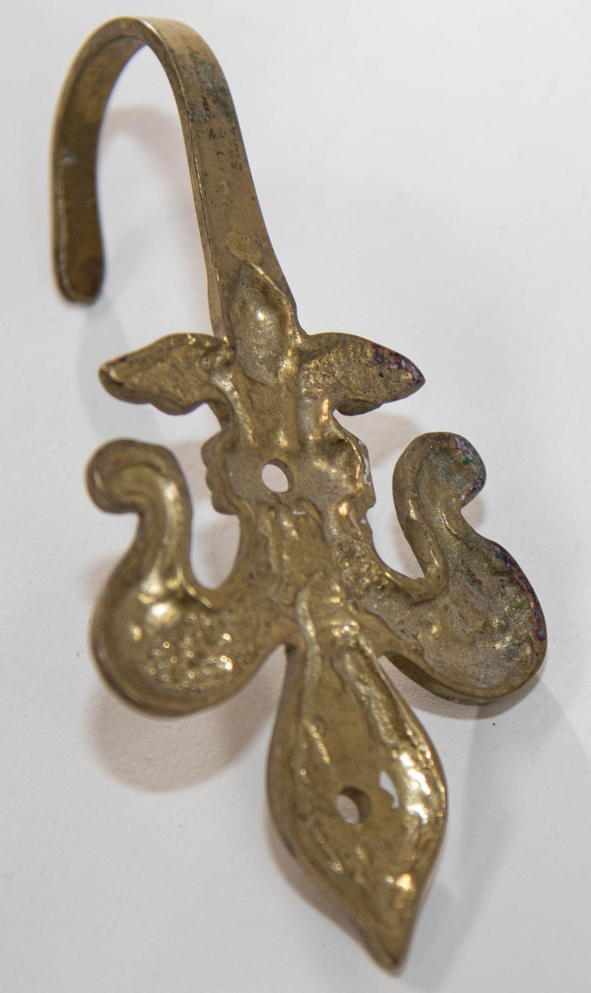 Vintage Brass Fleur De Lis Wall Mount Hook French Fleur De Lys Wall Hook In Good Condition For Sale In North Hollywood, CA