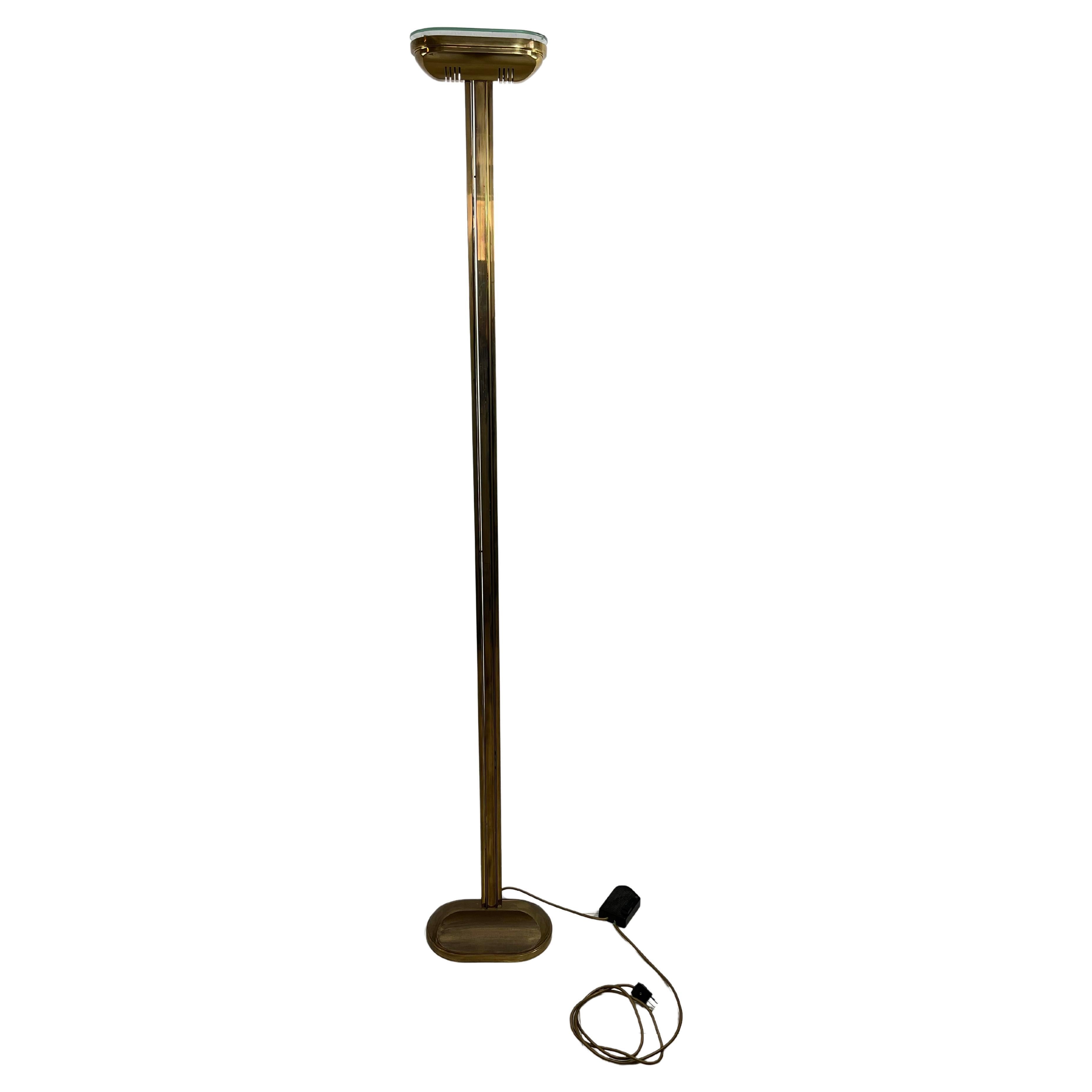 Vintage Stehlampe aus Messing, italienisches Design 1980er
Halogenlampe, Glasschirm in Nilgrün. Vollständig und funktionsfähig, guter Zustand. Kleine Anzeichen von Alterung.

Wir garantieren eine angemessene Verpackung und versenden per DHL, wobei