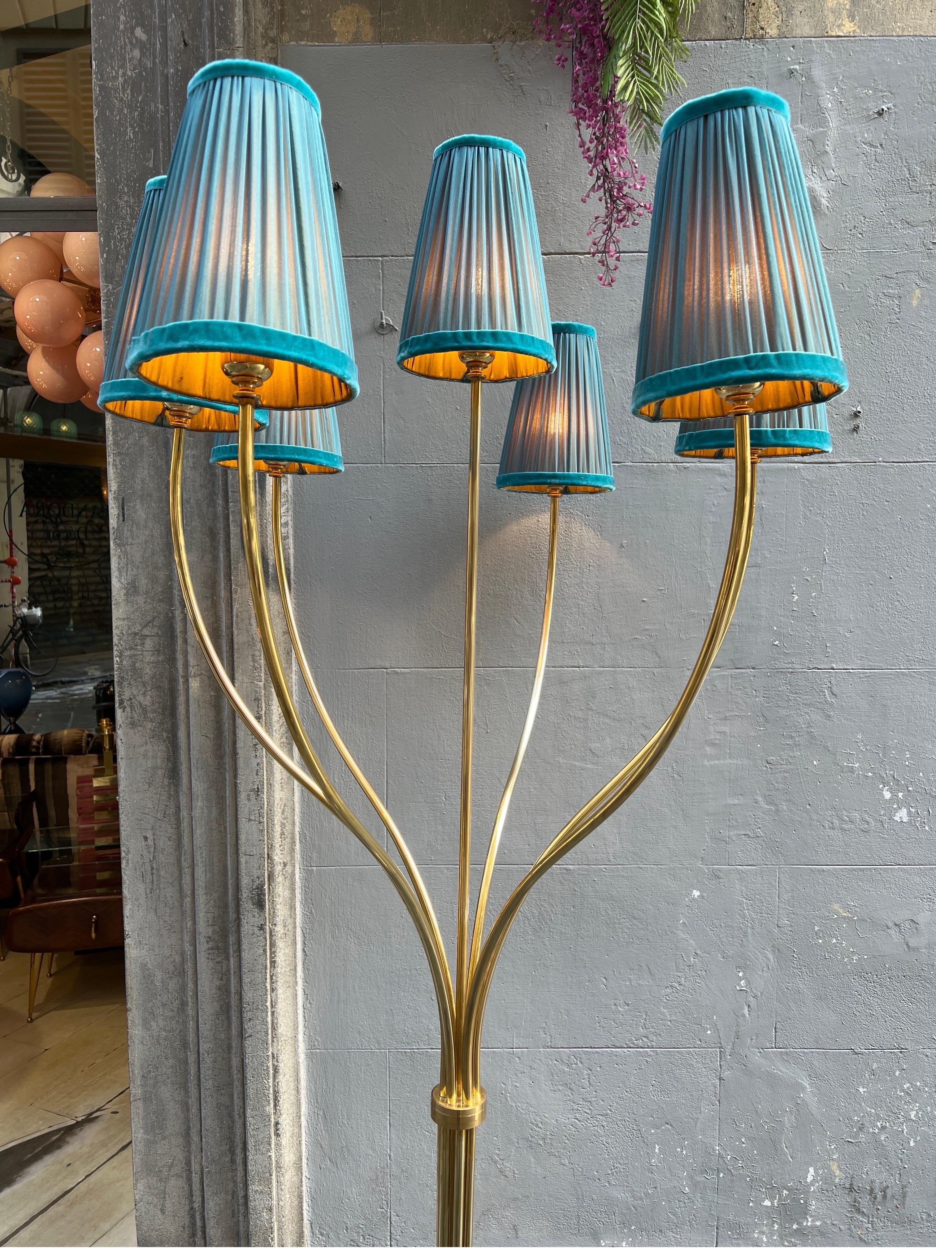 Laiton Lampadaire vintage en laiton avec nos abat-jour doubles couleurs fabriqués à la main, années 1970 en vente